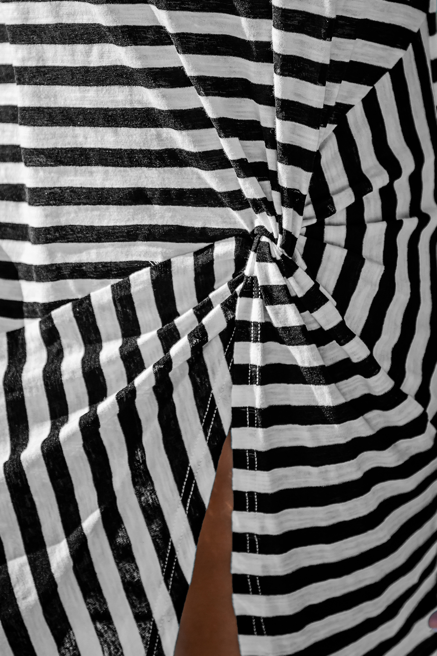 Robe cover up à rayures torsadée noire et blanche