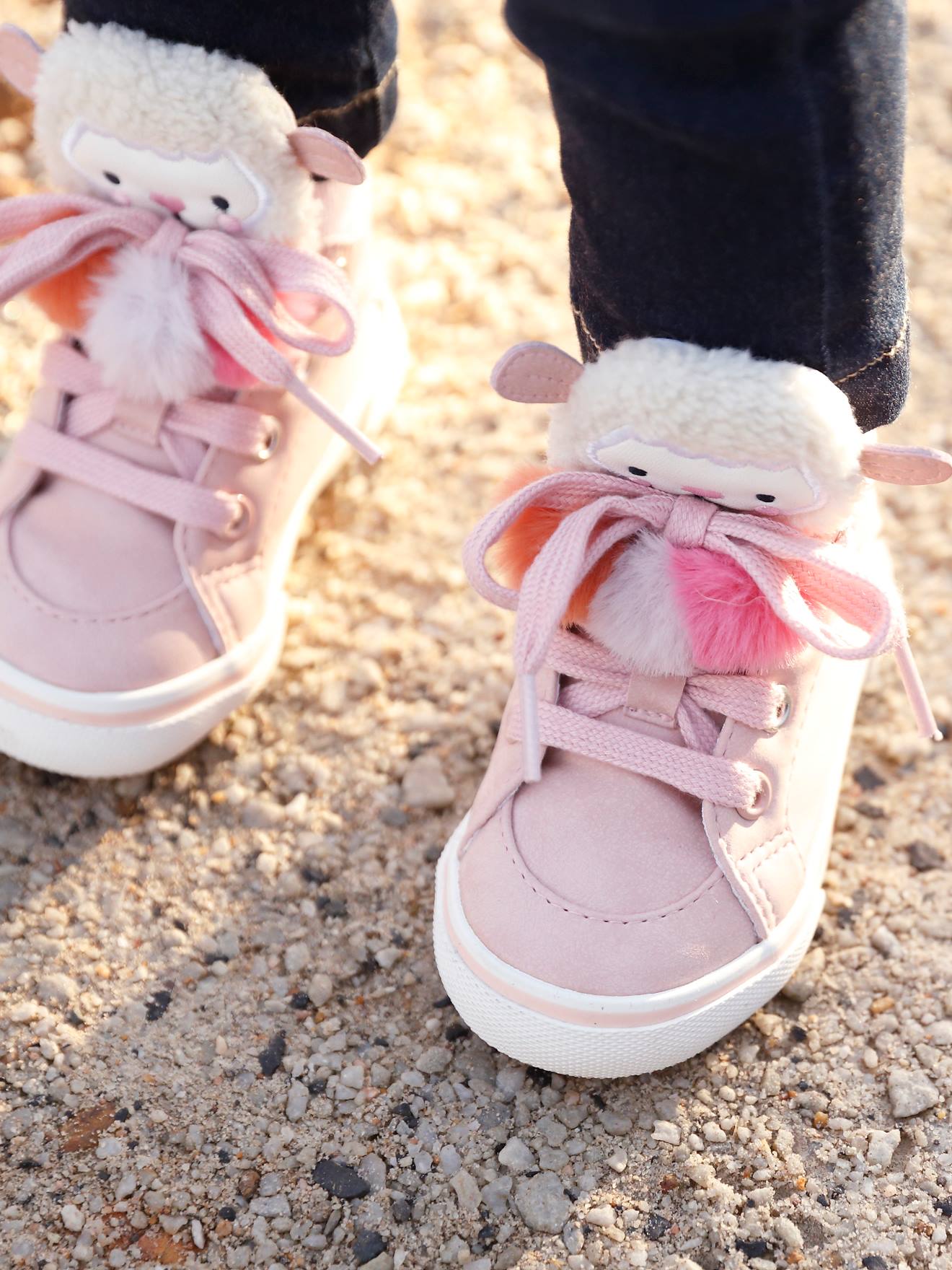 Tênis de cano alto para bebê menina com 3 pompons lisos rosa claro.