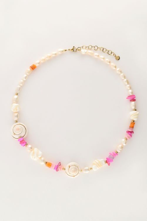 Parelketting met roze kralen en schelpen