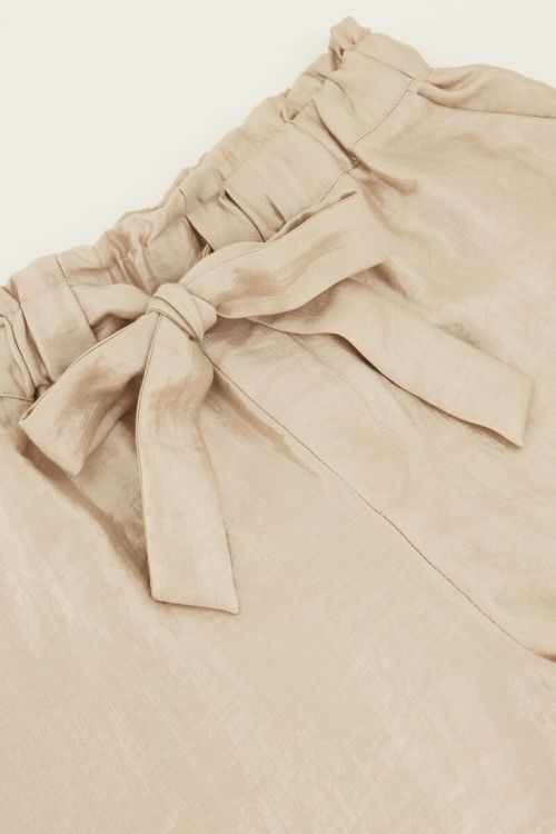 Beige short satijnen look met strikdetail