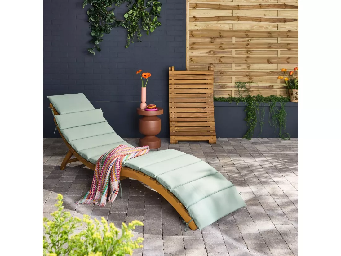 Lot de 2 bains de soleil en bois d'acacia LAURE avec coussin vert de gris en polyester. 184 x 55 x 63.5 cm