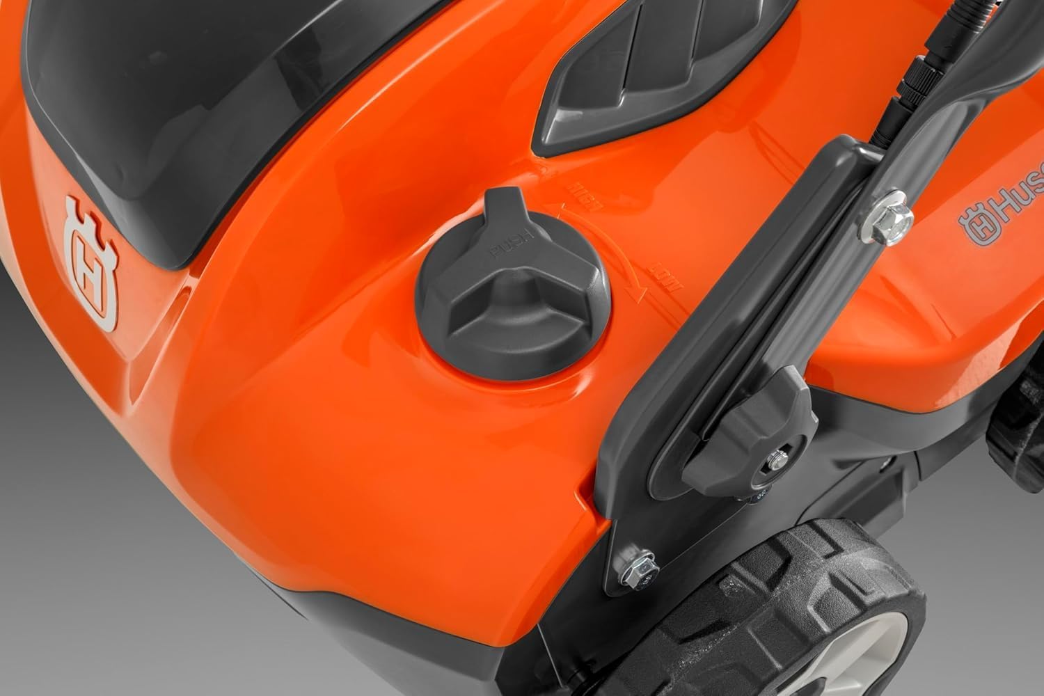 Husqvarna S138i Akku-Rasenvertikutierer – 36V Akku-Vertikutierer mit 37,5 cm Arbeitsbreite, Einstellbarer Tiefe, klappbarem Griff, doppeltem Akkufach und Save™-Modus – Ohne Akku und Ladegerät