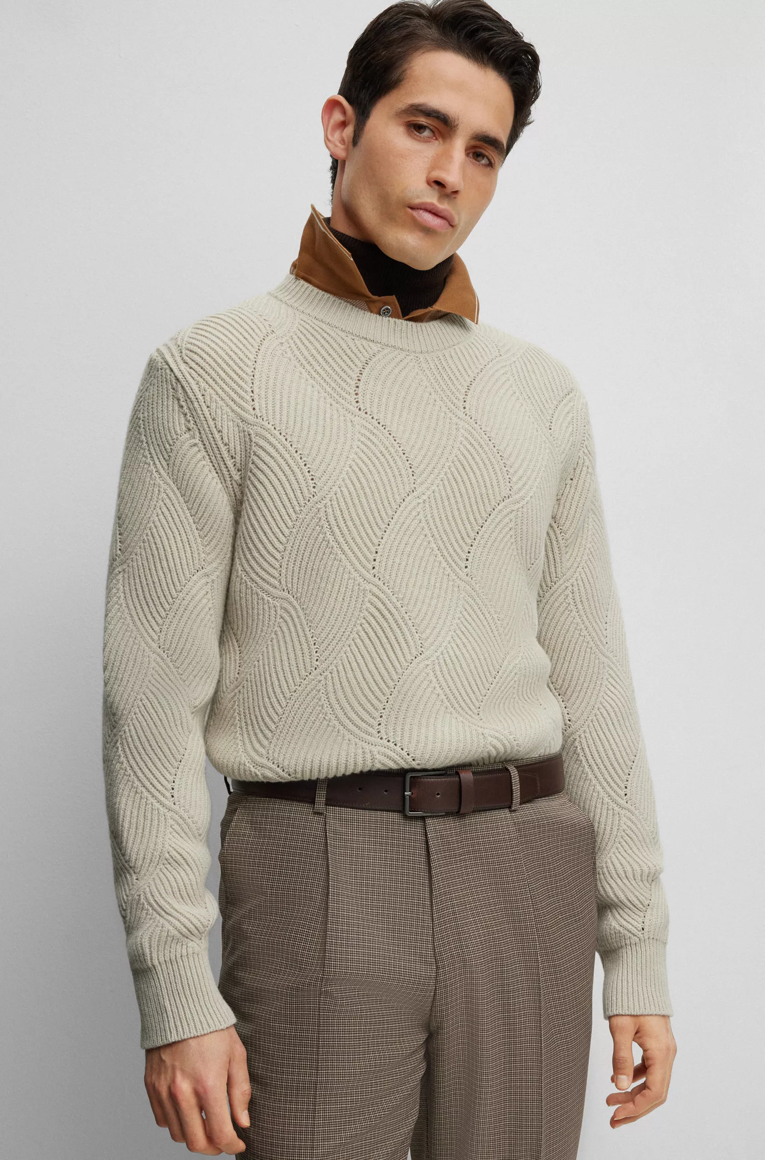 Suéter BOSS Camel de estrutura mista em lã virgem e cashmere.