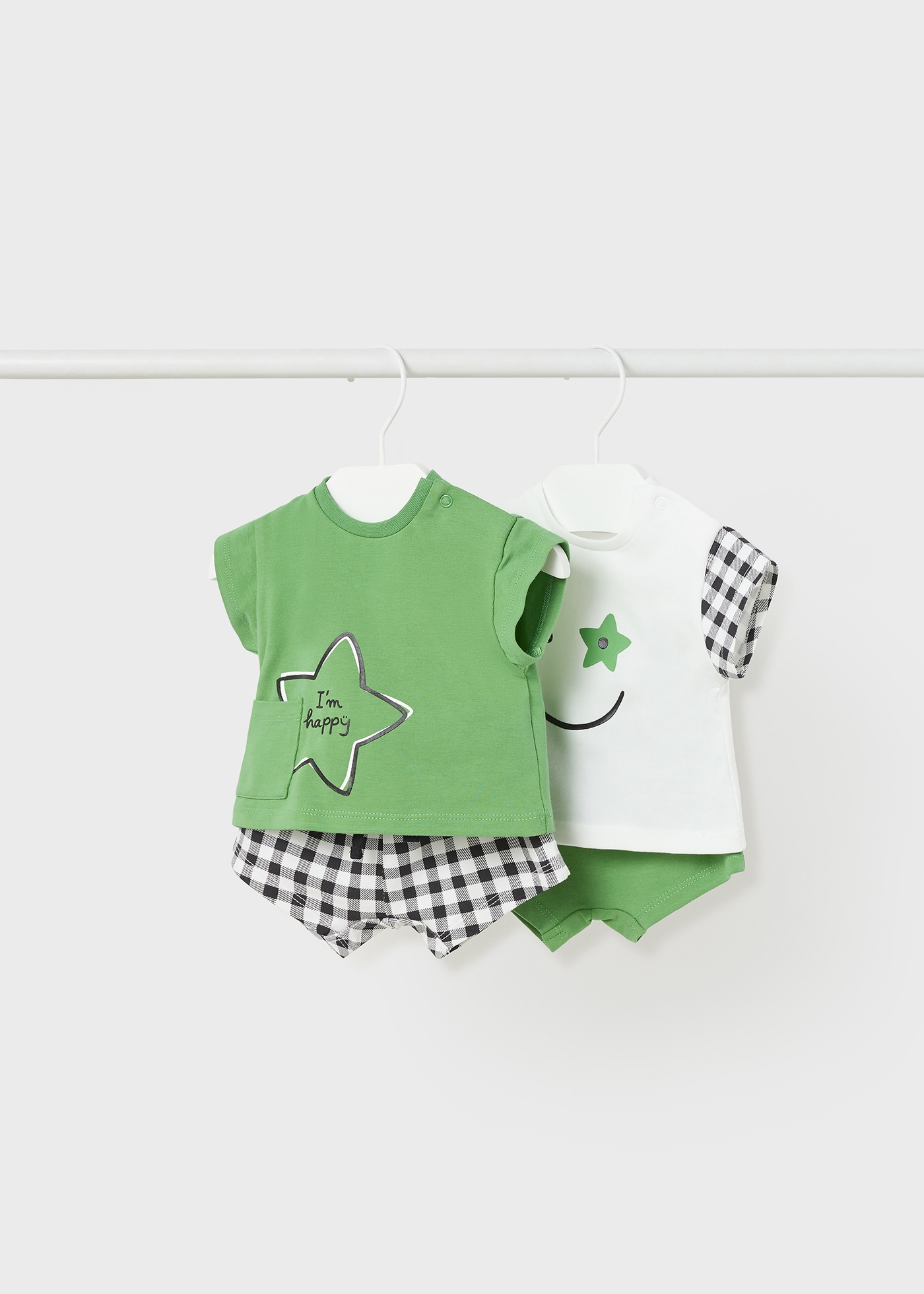 Conjunto de 4 peças em algodão sustentável para recém-nascidos.