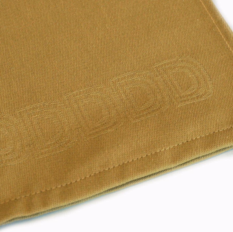 DDDDD theedoek Logo oker 60 x 65 cm