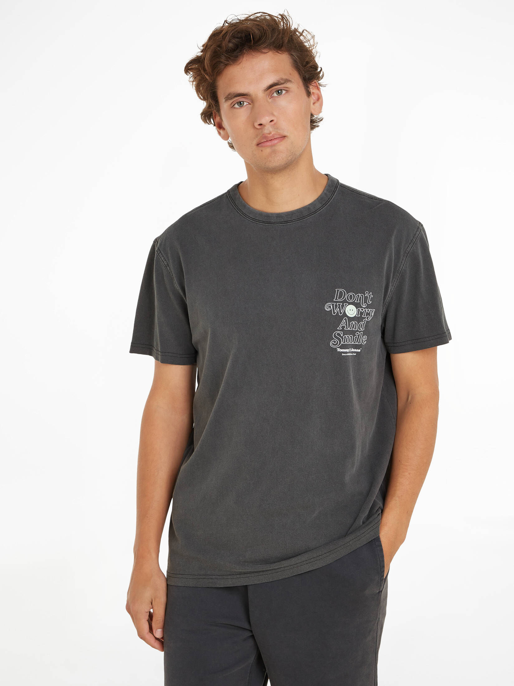 Tommy Jeans| Herren T-Shirt aus Bio-Baumwolle NOVELTY GRAPHIC 2 TEE Regular Fit