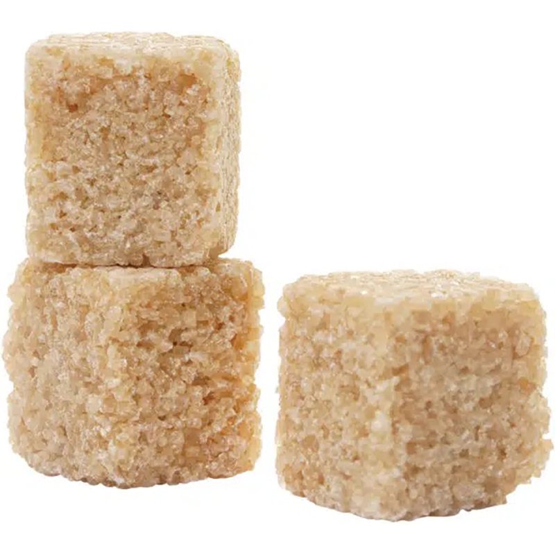 Cubes de sucre roux, dans un seau