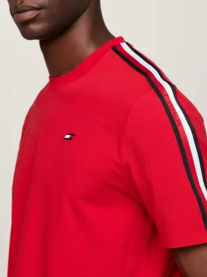 Camiseta de gola redonda com estampa da bandeira esportiva