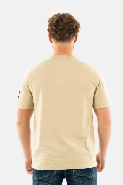 Tee shirt calvin klein jeans badge regular rae pale khaki