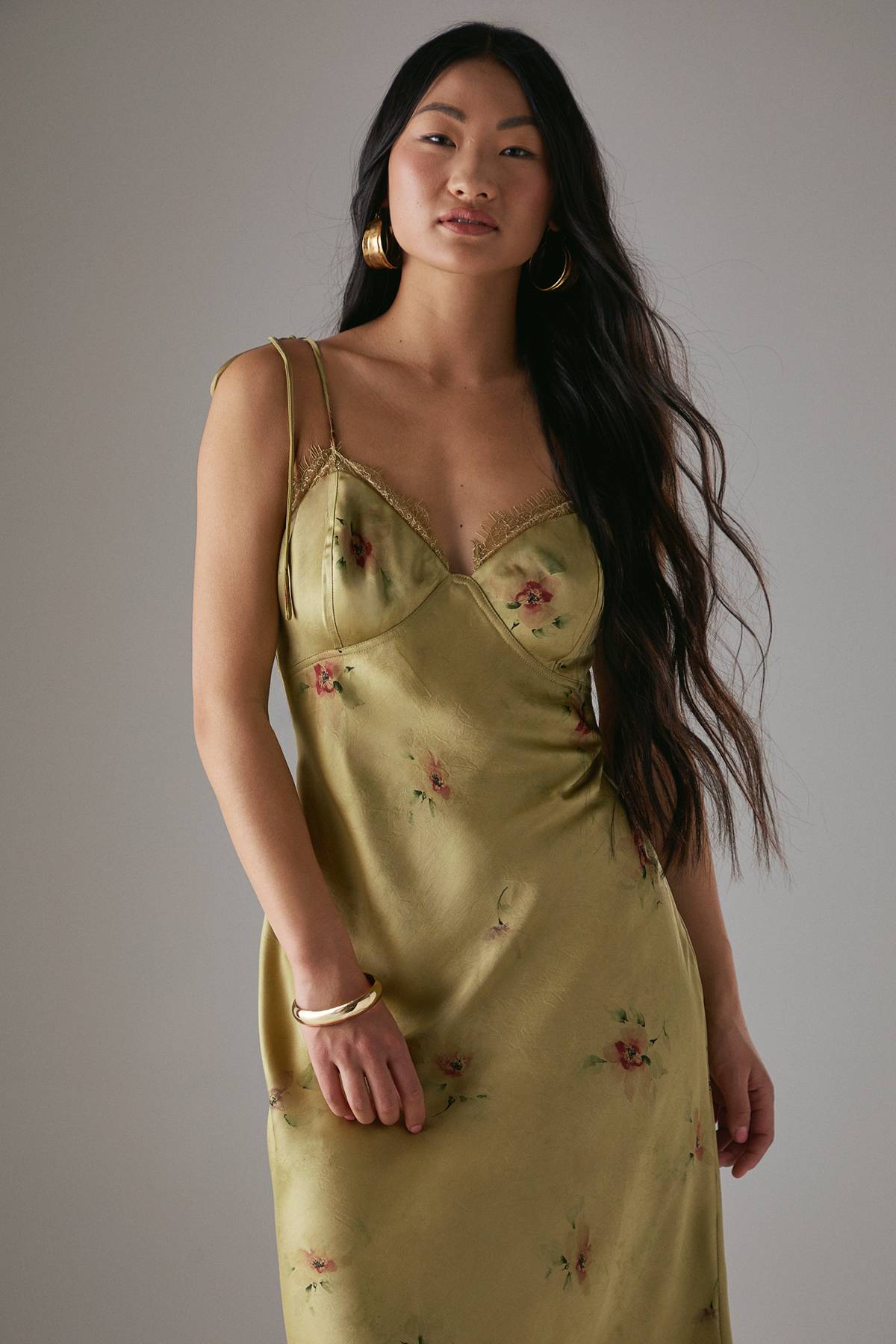 Warehouse Robe Nuisette Mi-longue En Satin Rose Avec Bretelles Nouées Et Détails En Dentelle Petite Taille