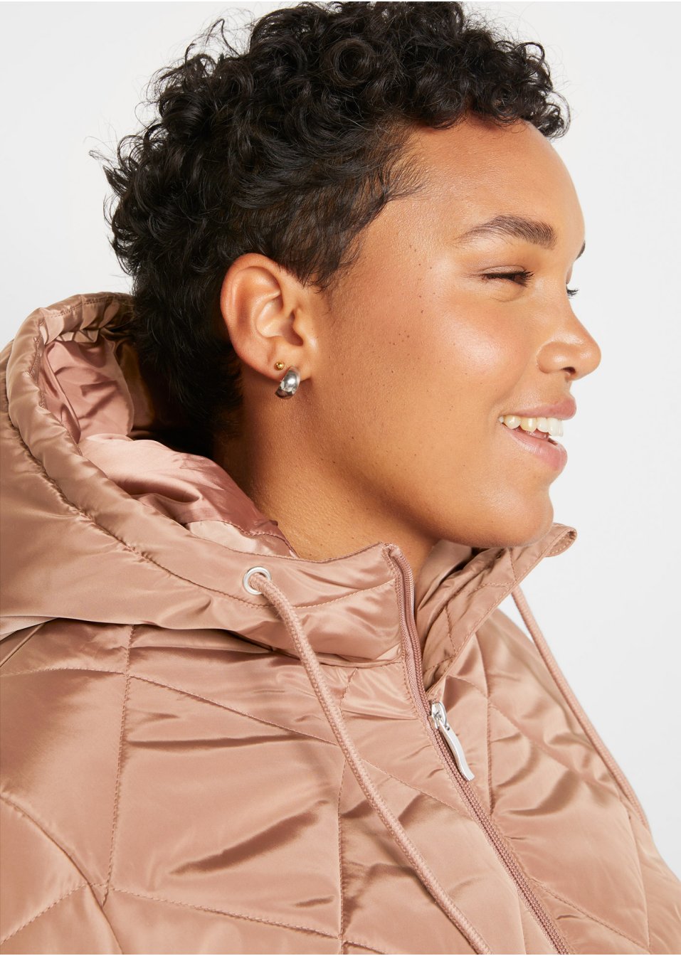 Manteau court à capuche avec surpiqûres