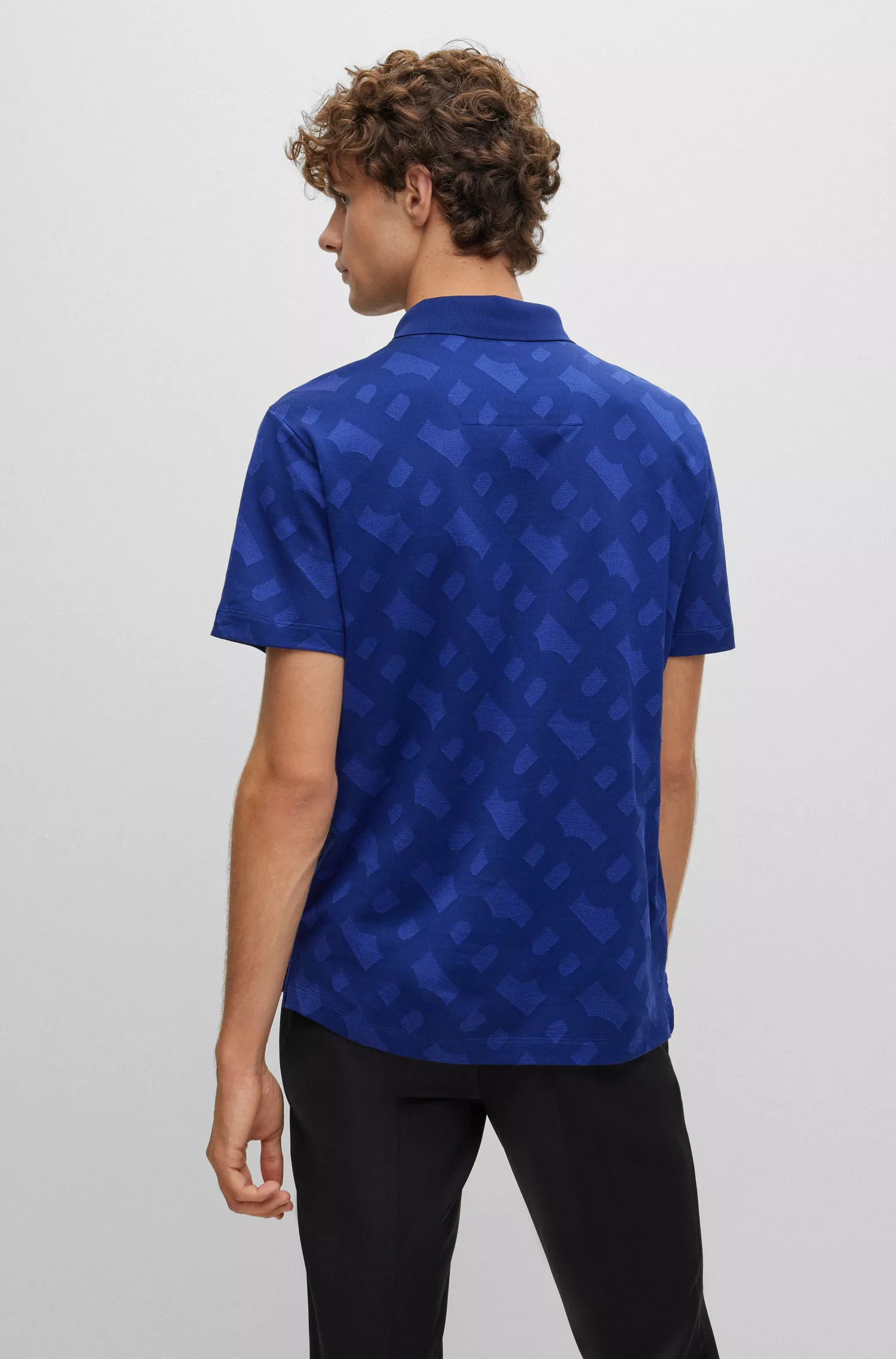 Camisa polo BOSS preta, corte regular, com jacquard de monograma.