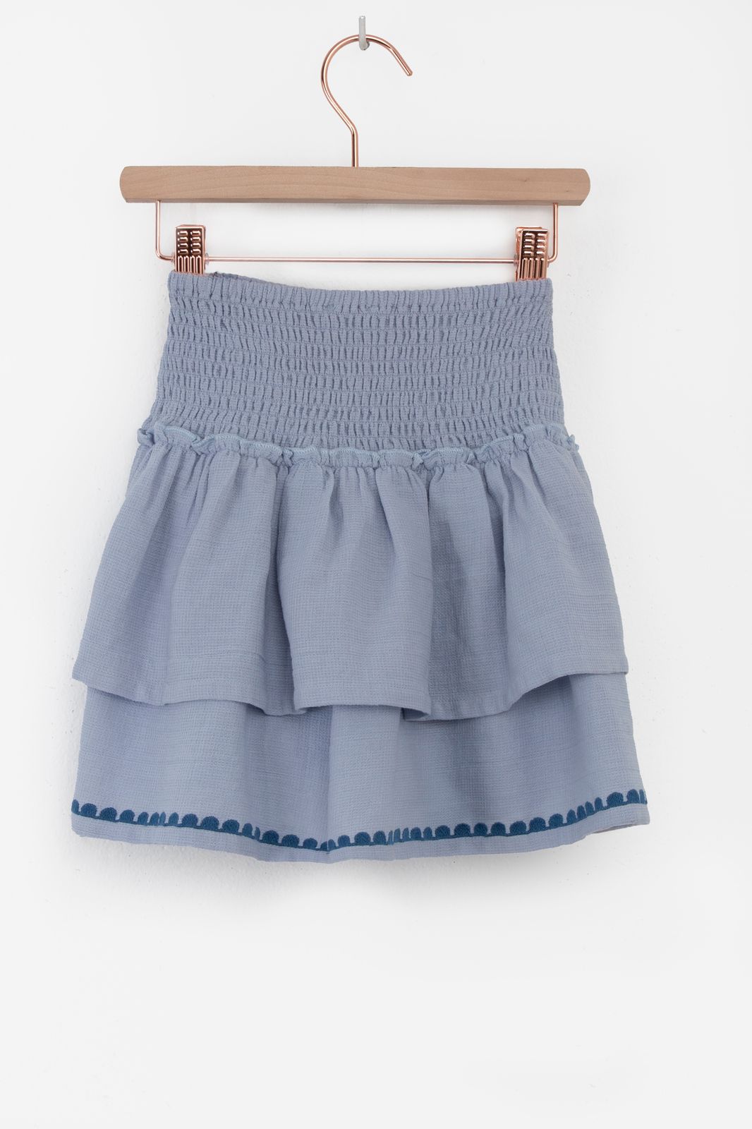 Blauw ruffle rok met geborduurde details
