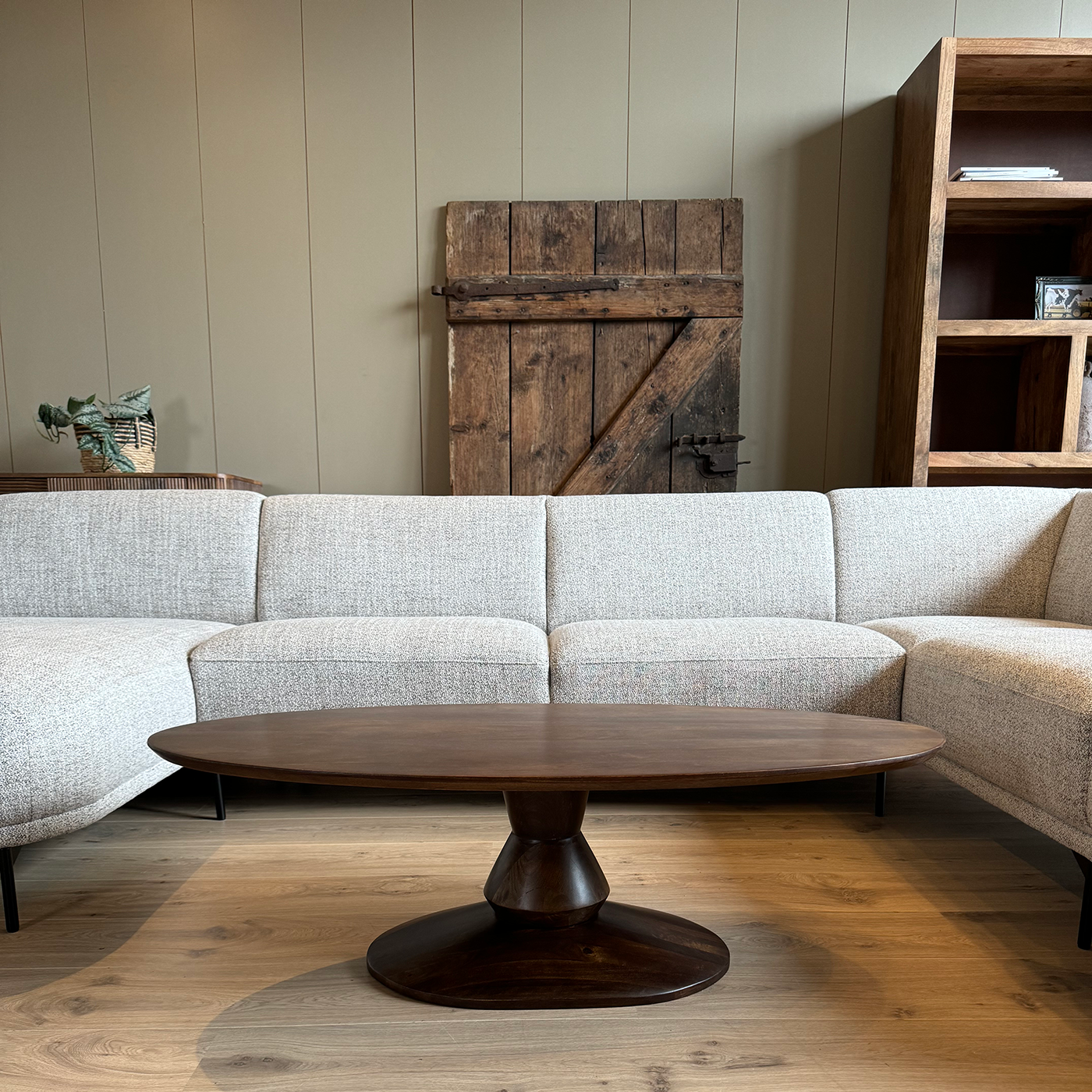 Old in wonen salontafel walnoot met houten poot