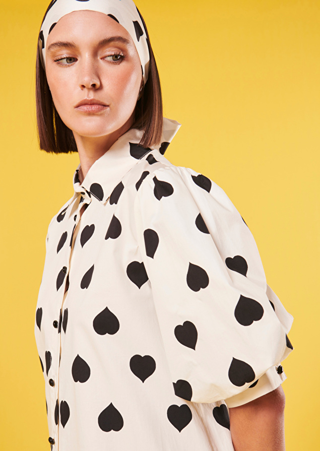 Chemise Calypsoécrue à motif coeur noir en popeline