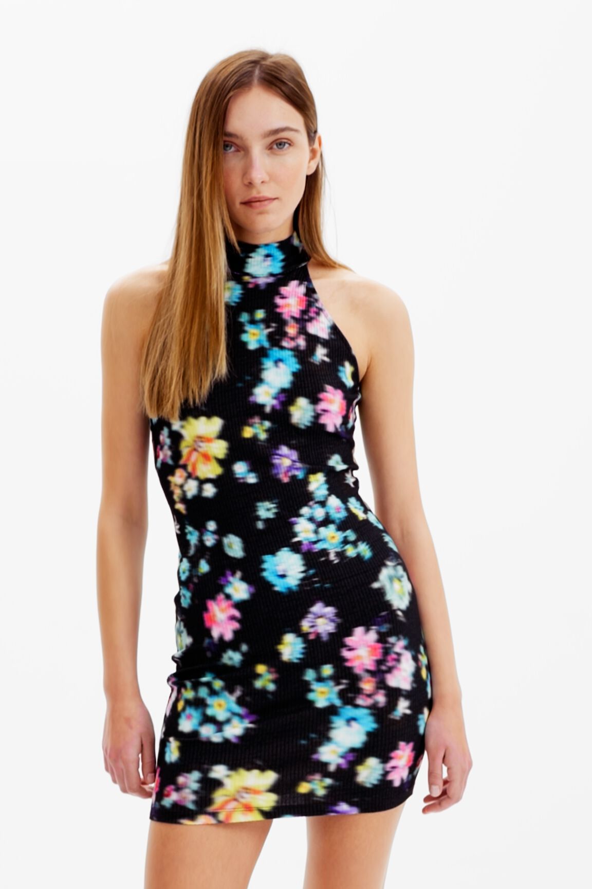 Vestido curto com decote halter