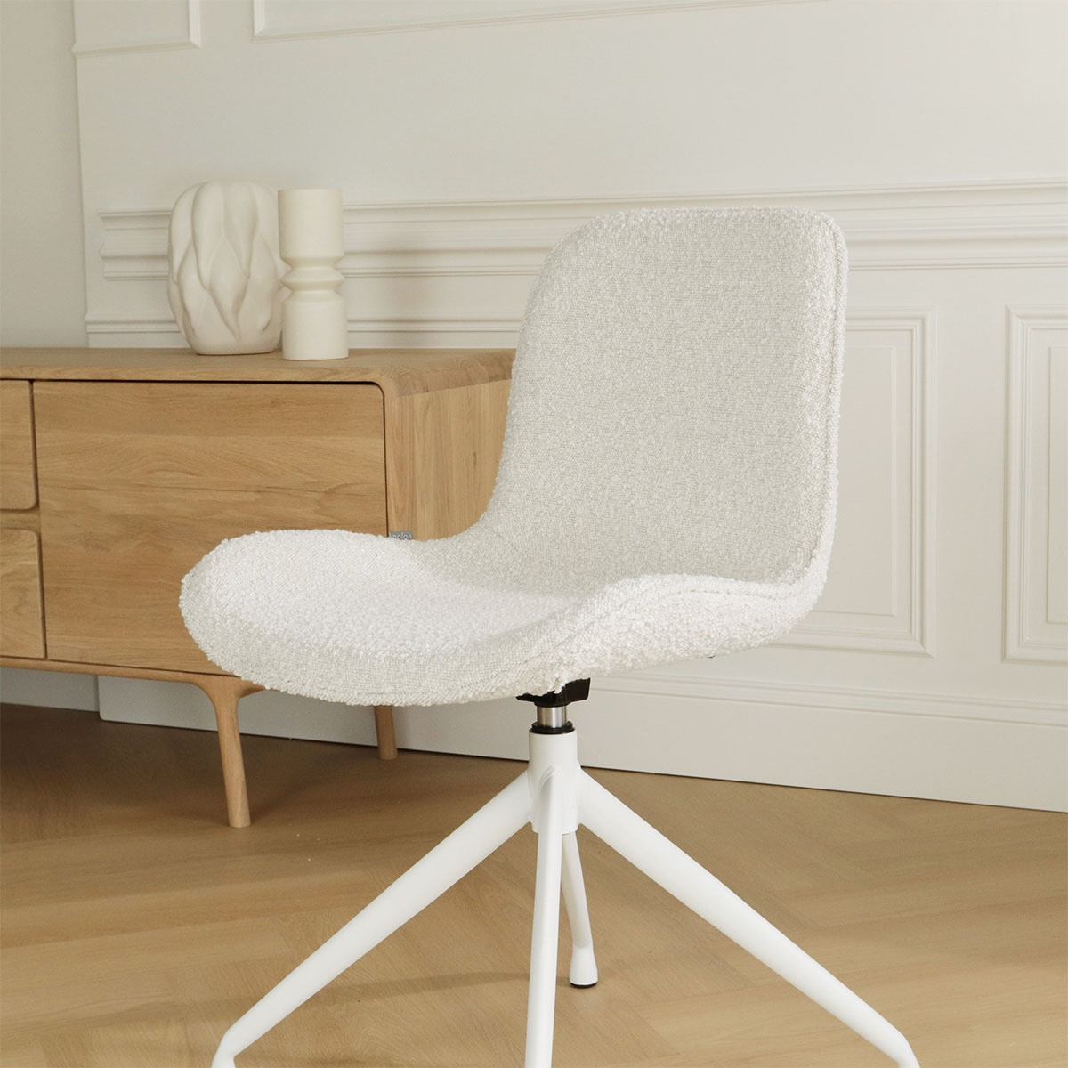 Eetkamerstoel Nola-Fé bouclé beige - wit onderstel