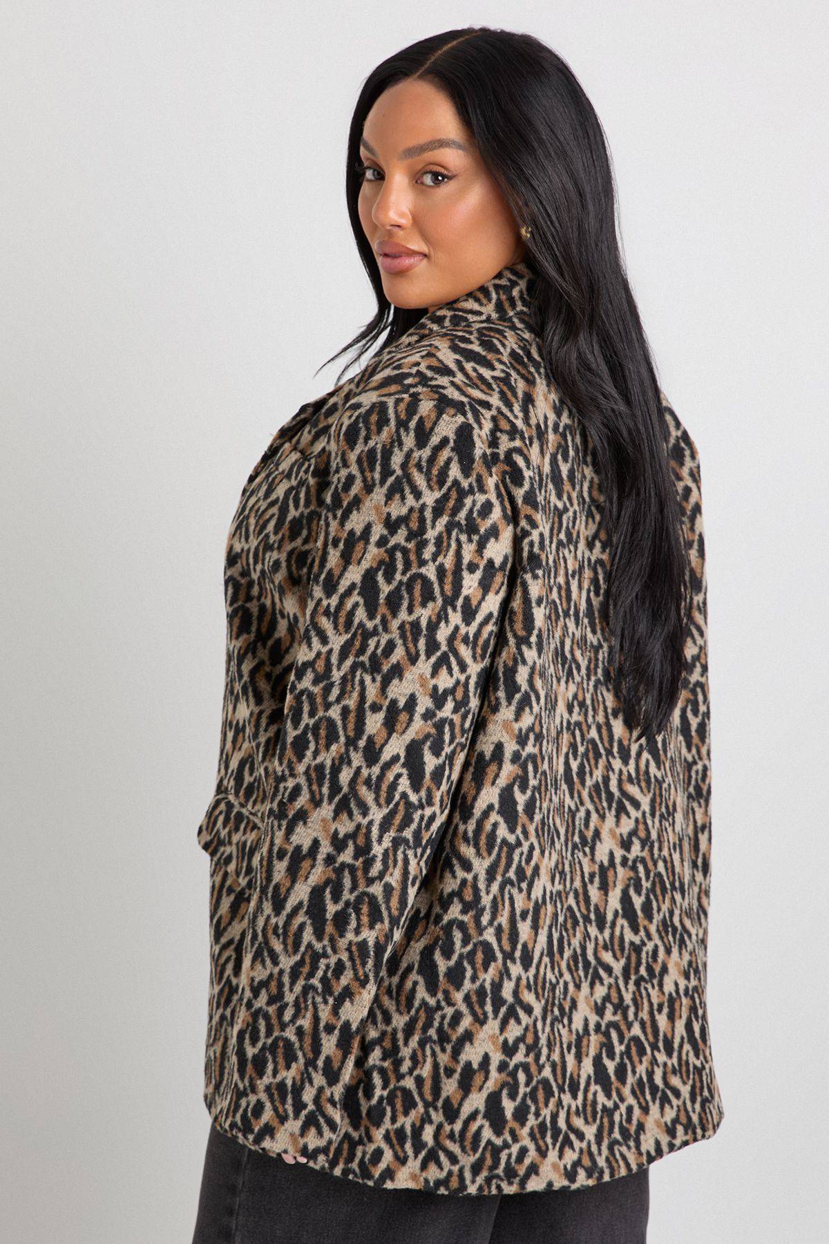 boohoo Plus Blazer à motif léopard avec détails d'épaulettes look laine