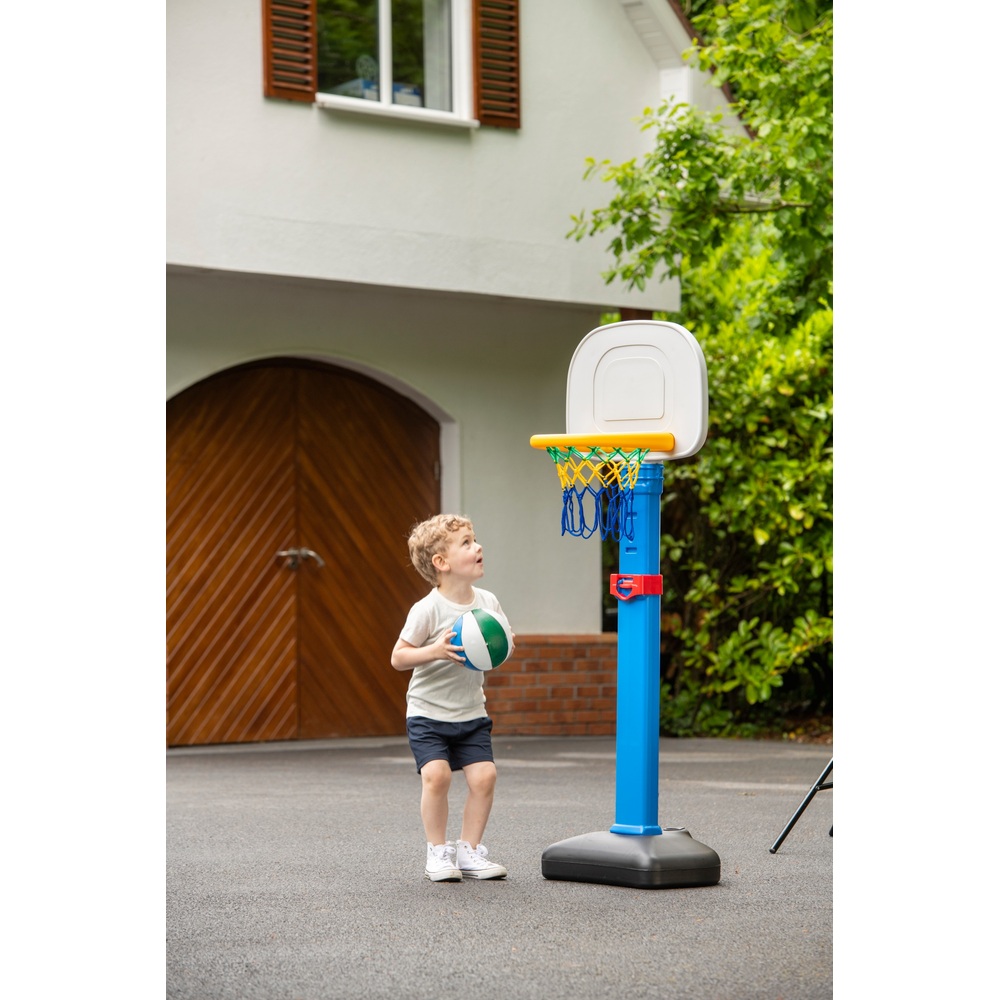 Verstellbarer Basketballständer mit Ball