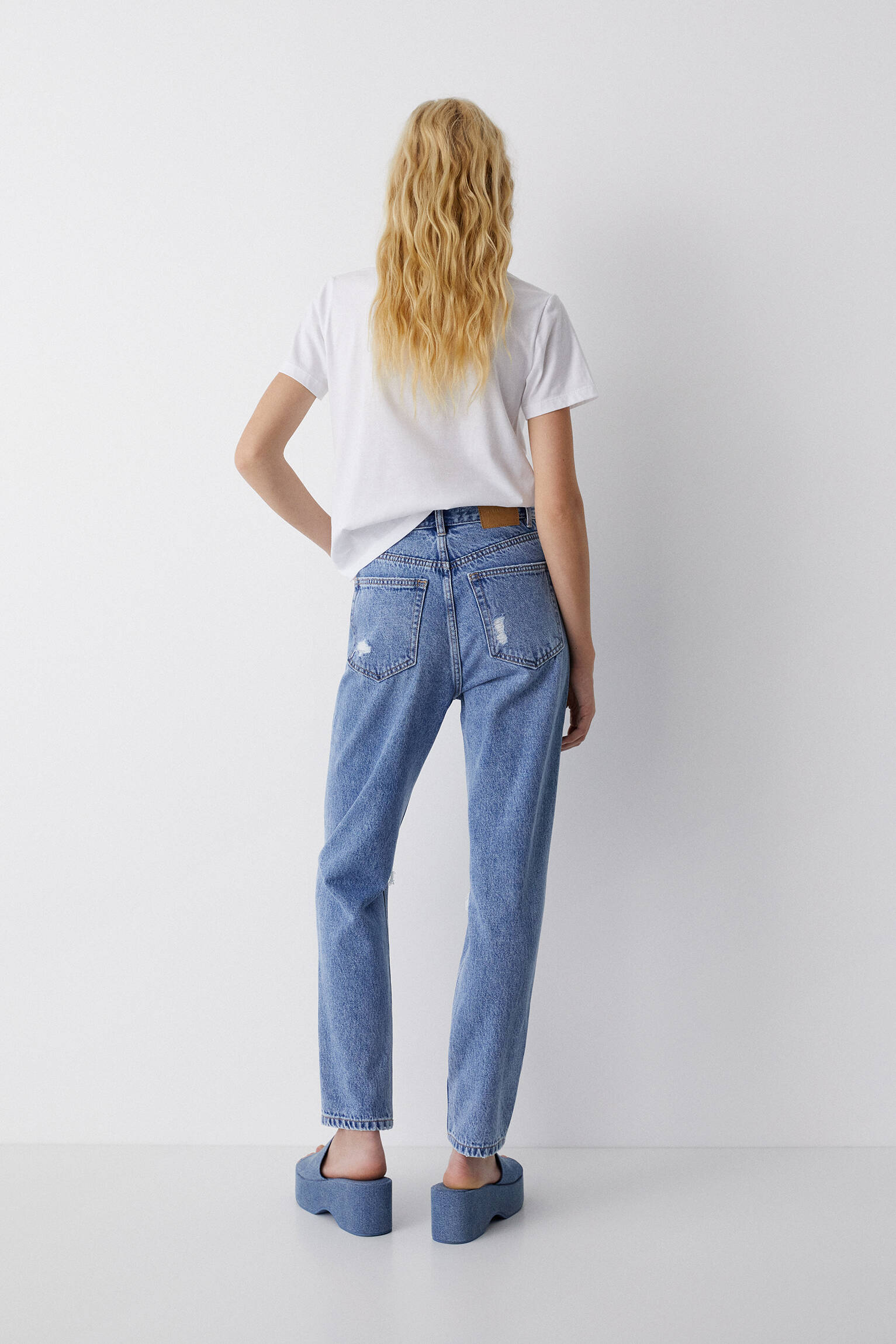 CALÇA JEANS MOM RASGADA - AZUL MÉDIO