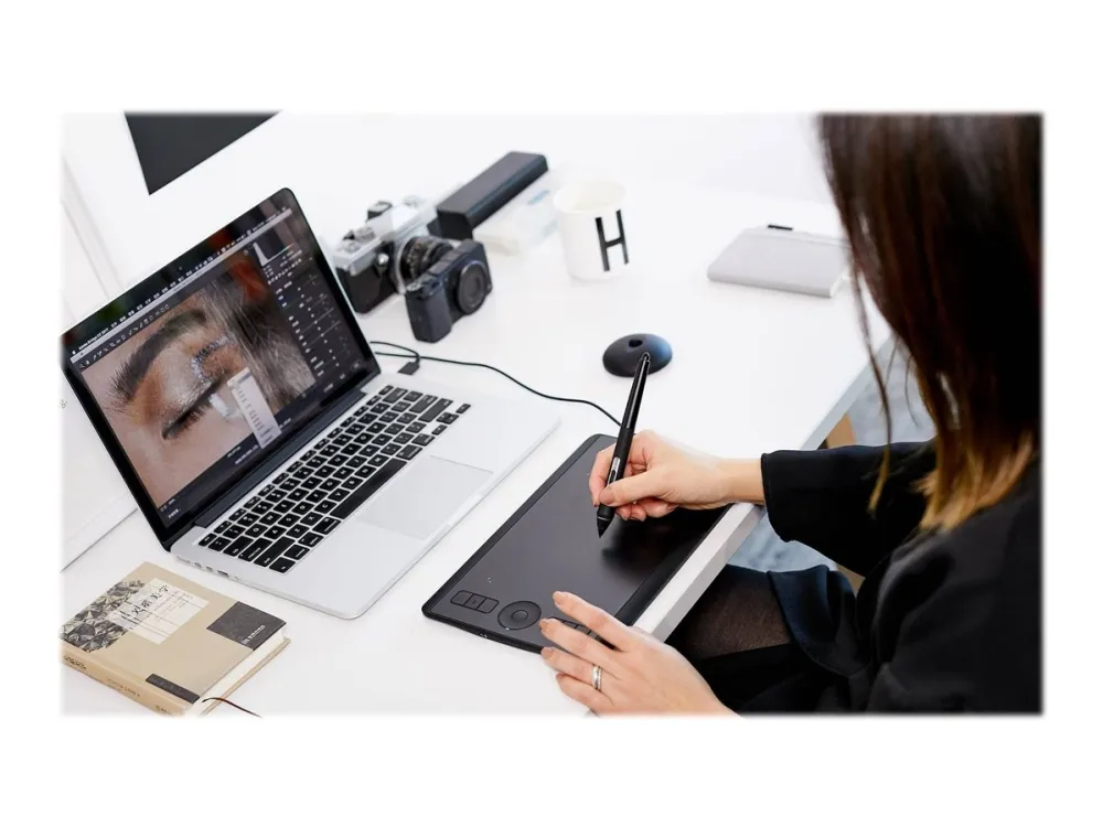 Wacom Intuos Pro Small - Digitizer - højre- og venstrehåndet - 16 x 10 cm - multi-touch - elektromagnetisk - 6 knapper - trådløs, kablet - Bluetooth, USB 2.0 - sort