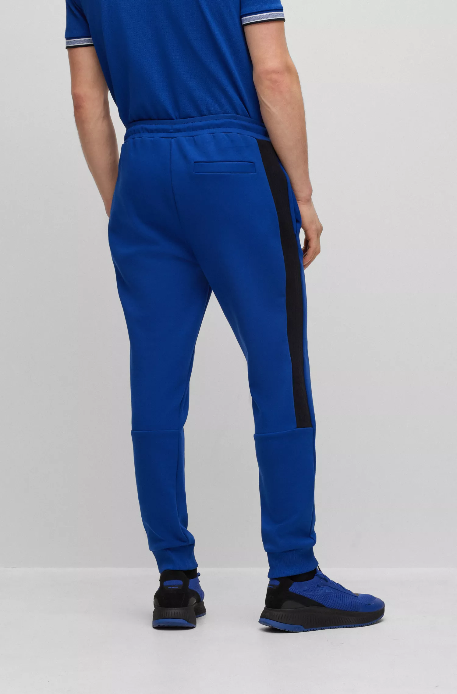 Calça de fato de treino BOSS verde em mistura de algodão com faixa lateral.