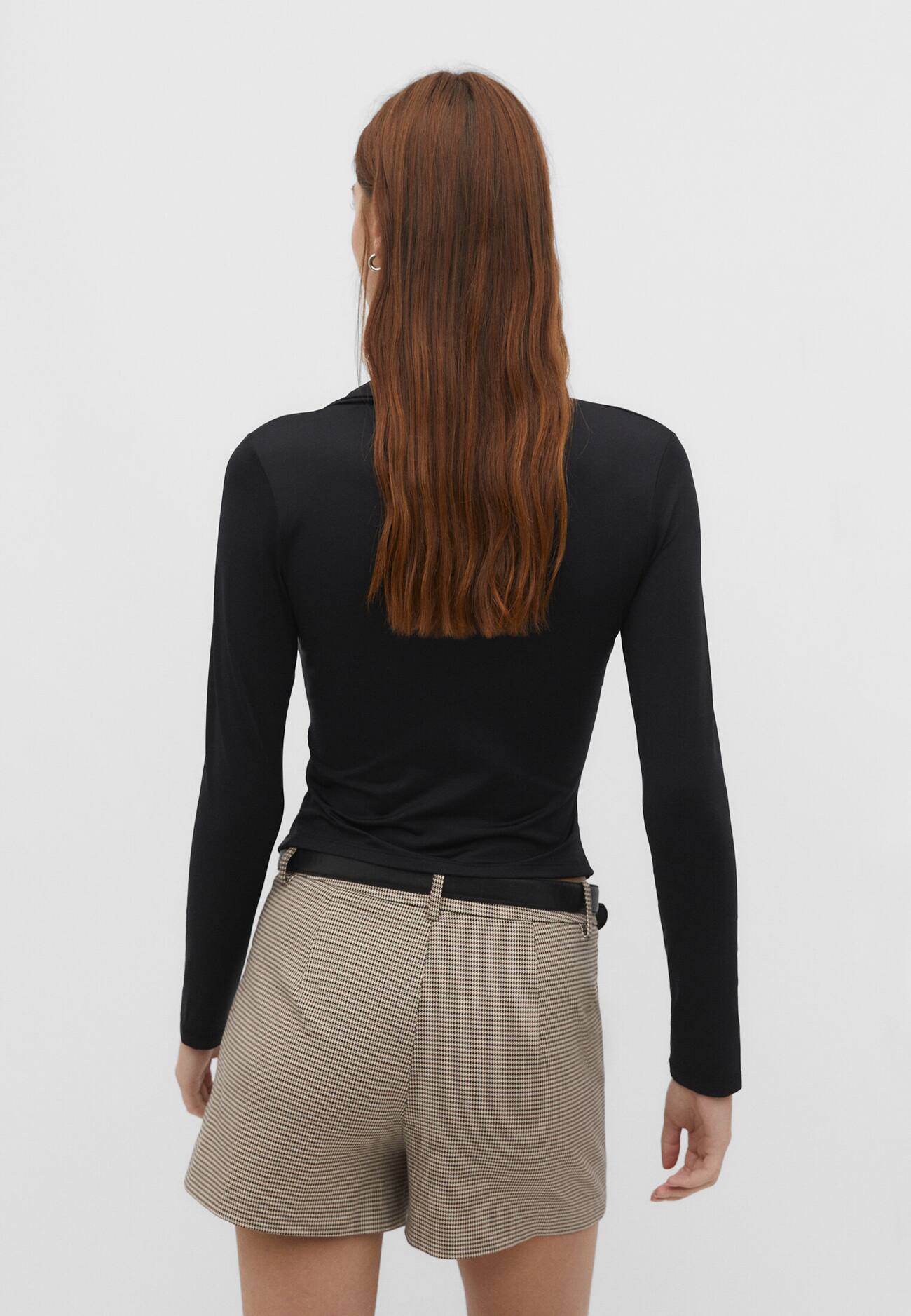 Blusa com decote em V e nó