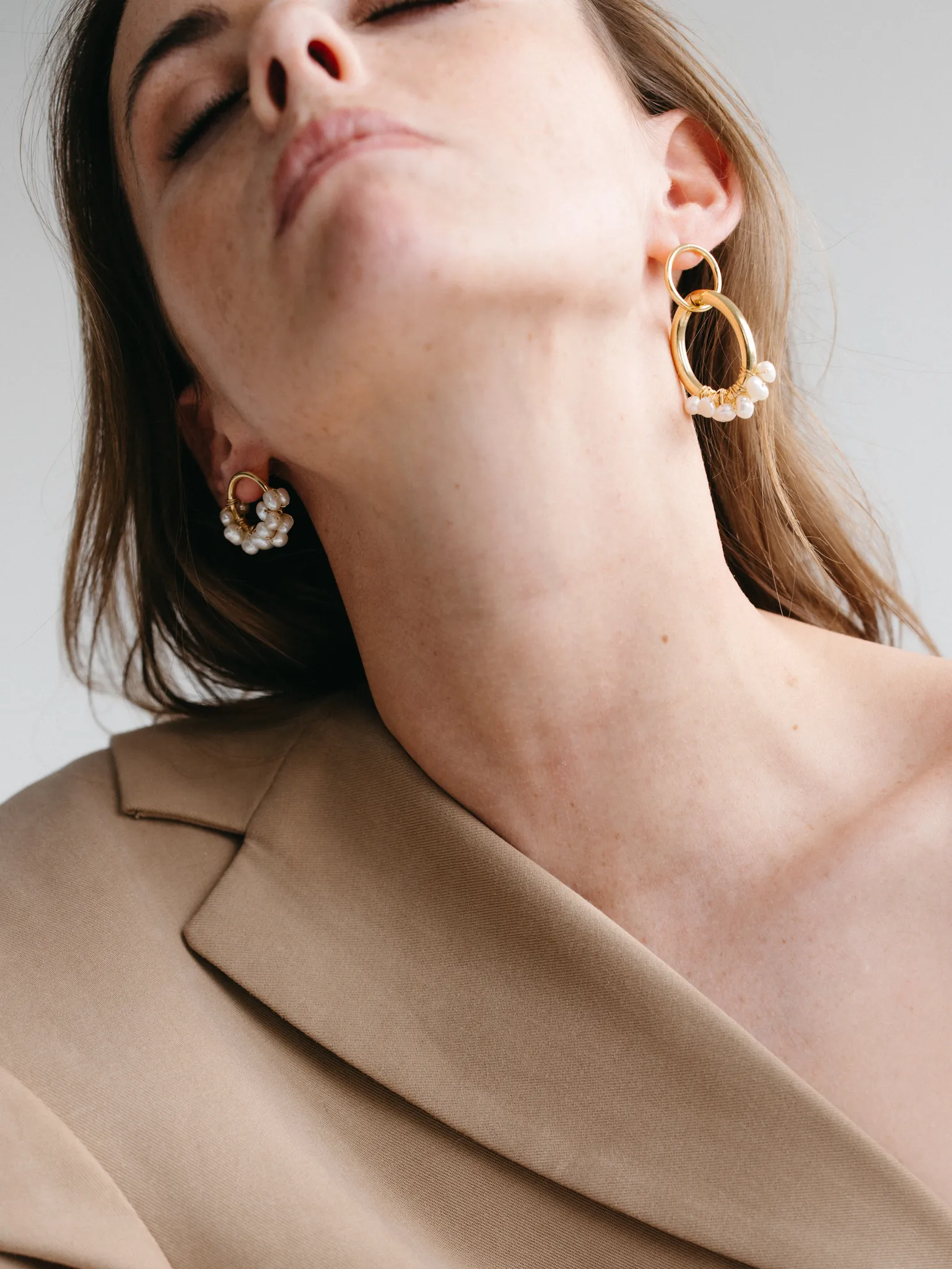 Boucles d'oreilles pendantes asymétriques avec perles Emmie Gisel B.