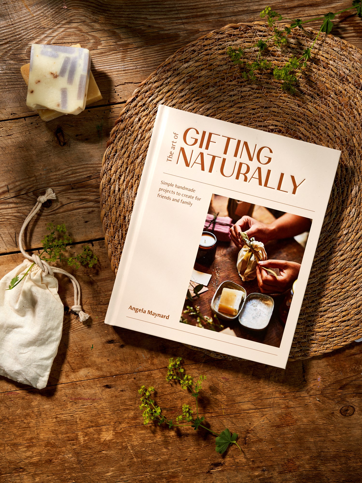 The Art of Gifting Naturally | Hardcover. Engelsk. 19,5 x 1,9 x 23 cm. 160 sider. | Multi | New Mags