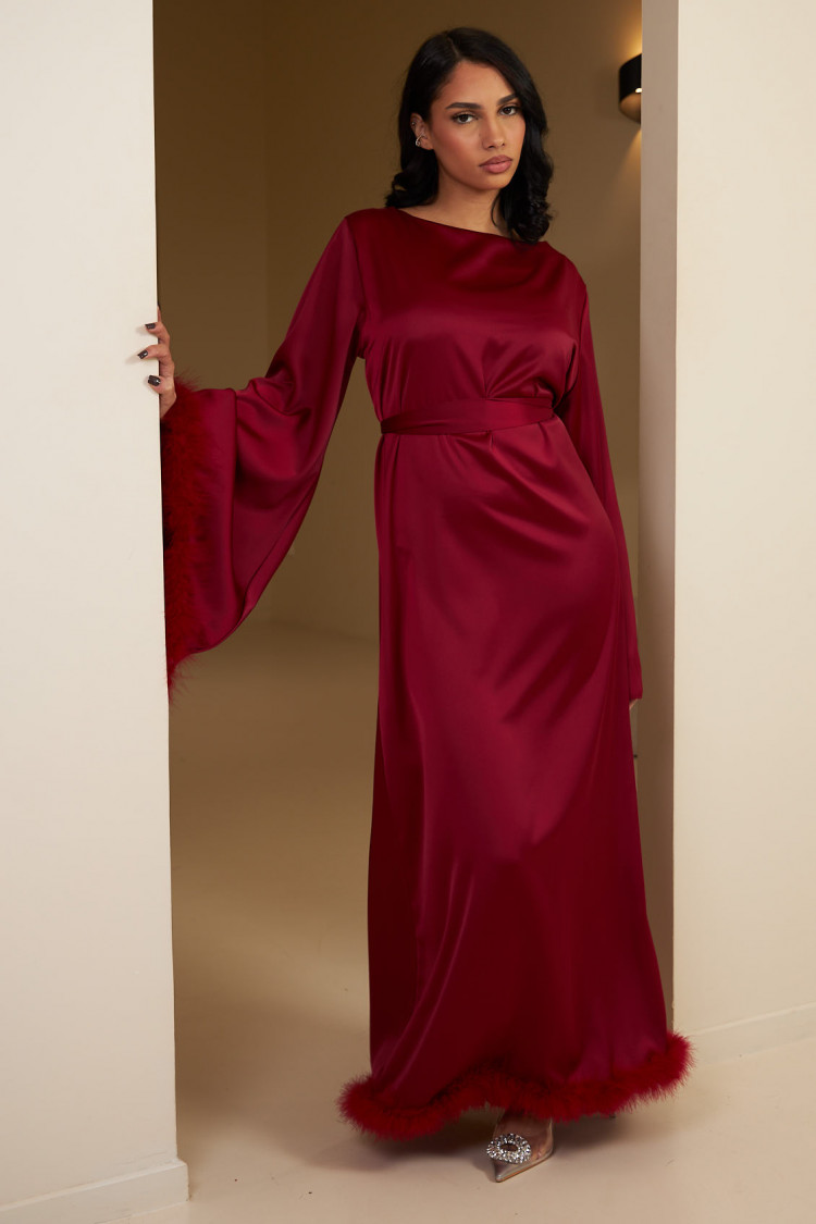 Robe longue rouge satinée et ceinturée à plumes