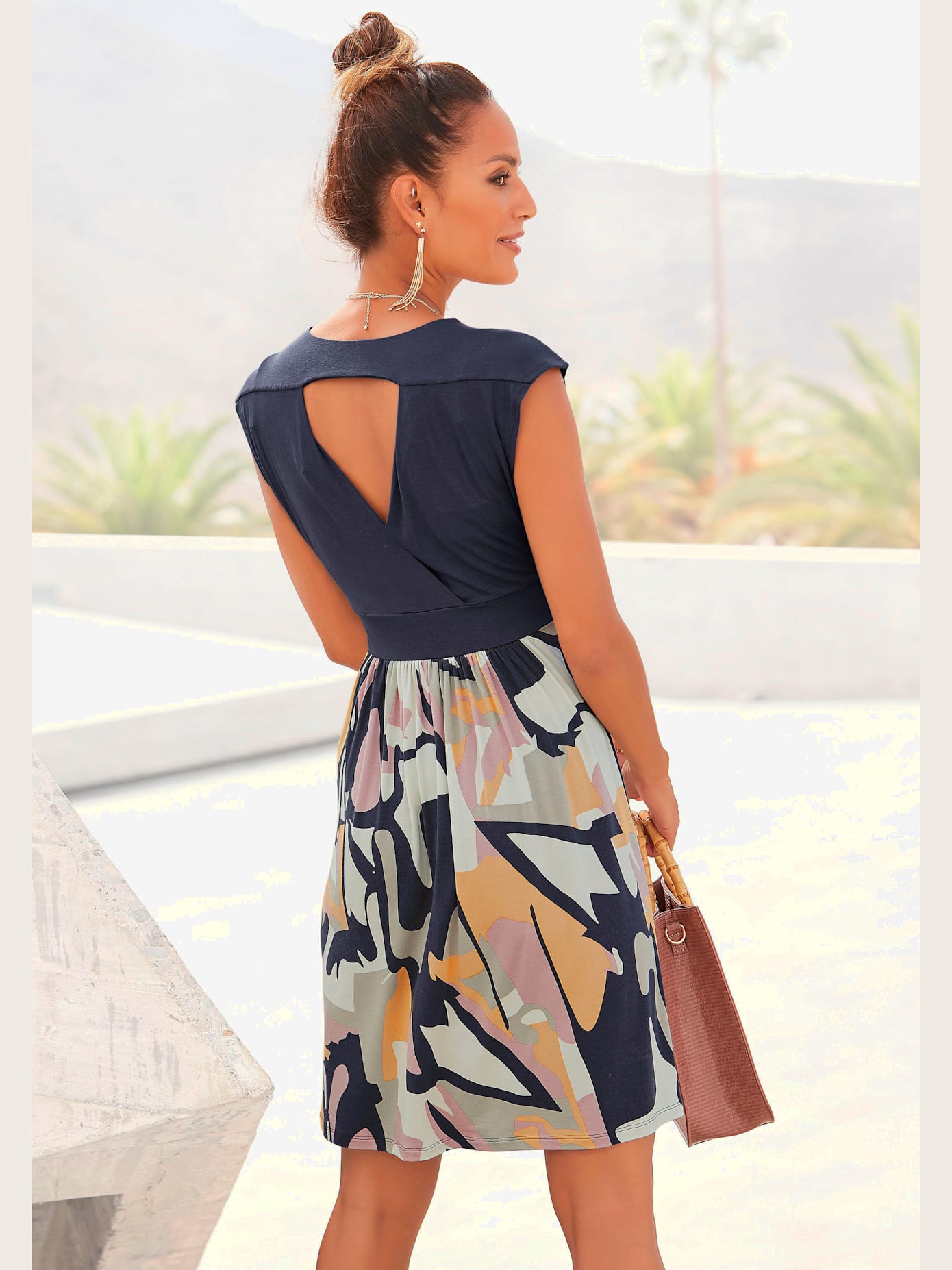 Robe d'été robe dos nu avec jupe à motifs