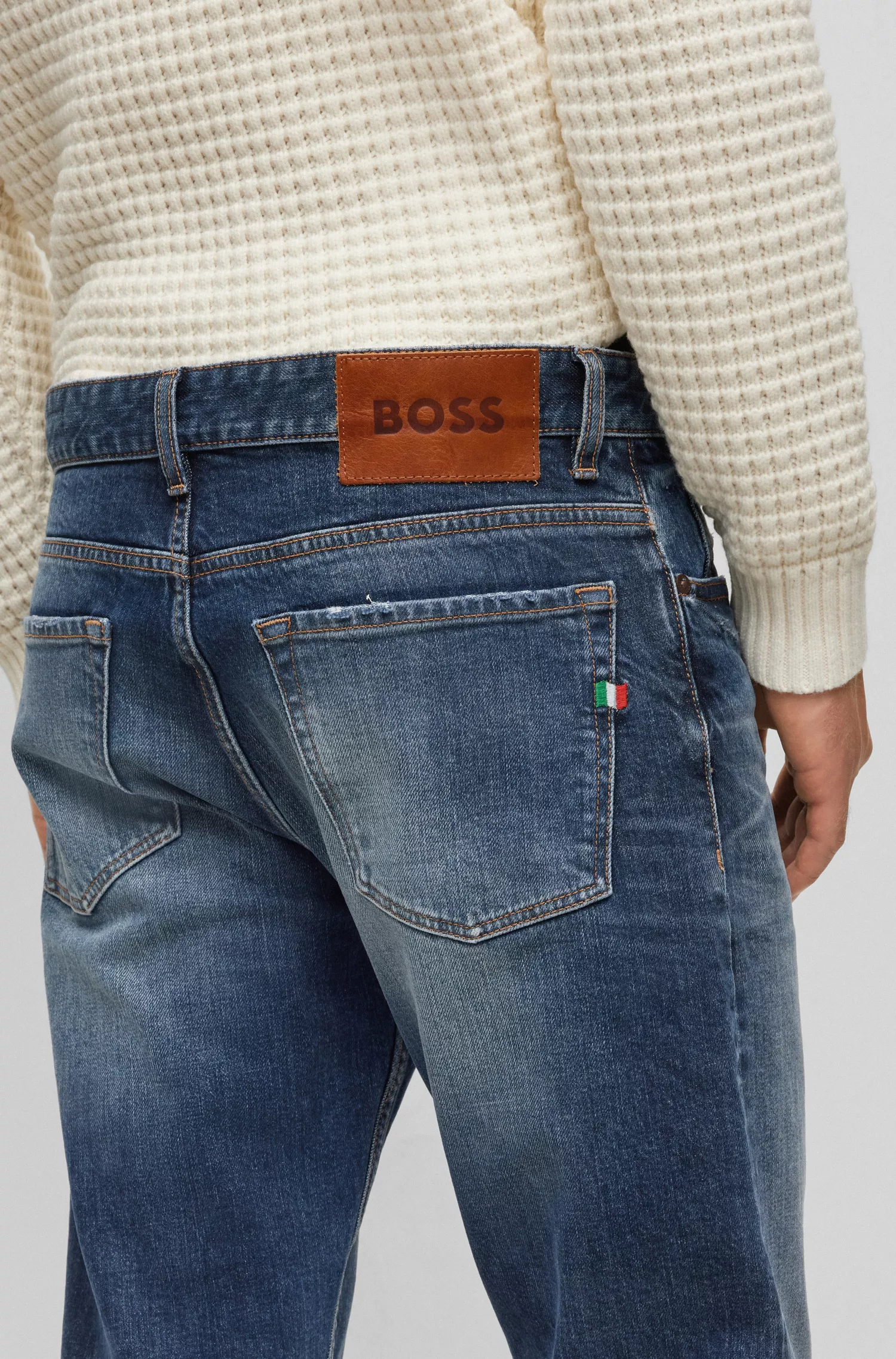 Calça jeans BOSS laranja, corte regular, em denim italiano selvedge azul.