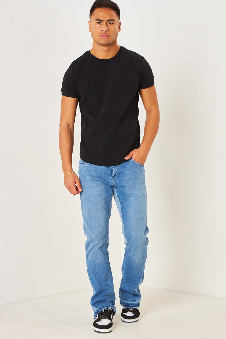 Jeans bleu évasé aux chevilles