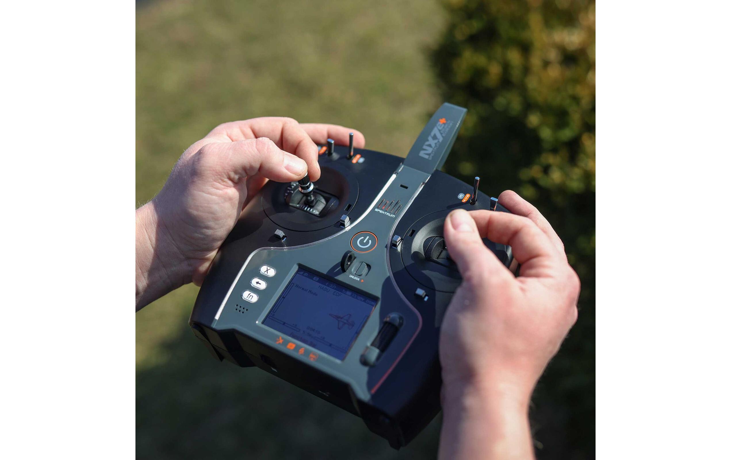 Fernsteuerung NX7e+ Black Edition DSMX, 14 Kanal<br>Professioneller 14 Kanal Sender für Flugmodelle