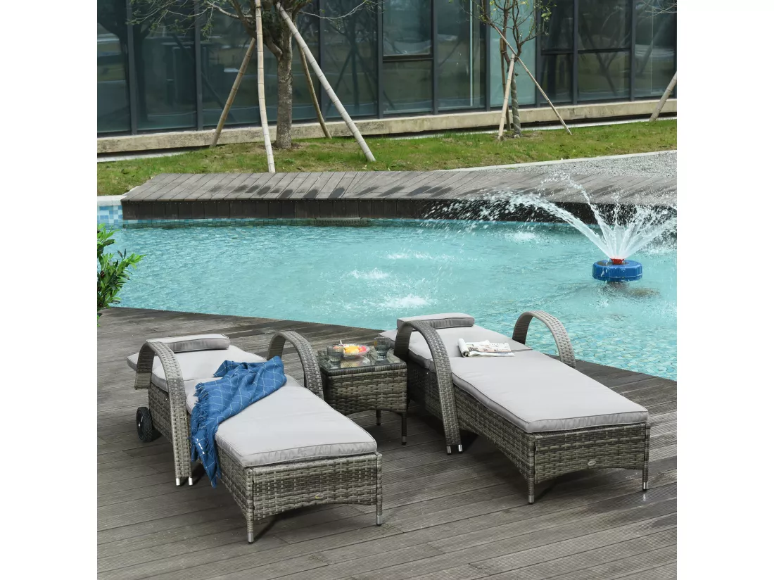 Lot de 2 transats bains de soleil grand confort : matelas, têtière, inclinaison réglable multipostions, accoudoirs, roulettes + table basse verre trempé résine tressée grise