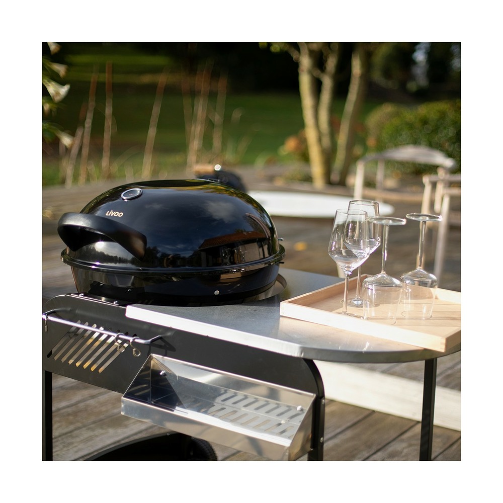 Barbecue à charbon avec desserte