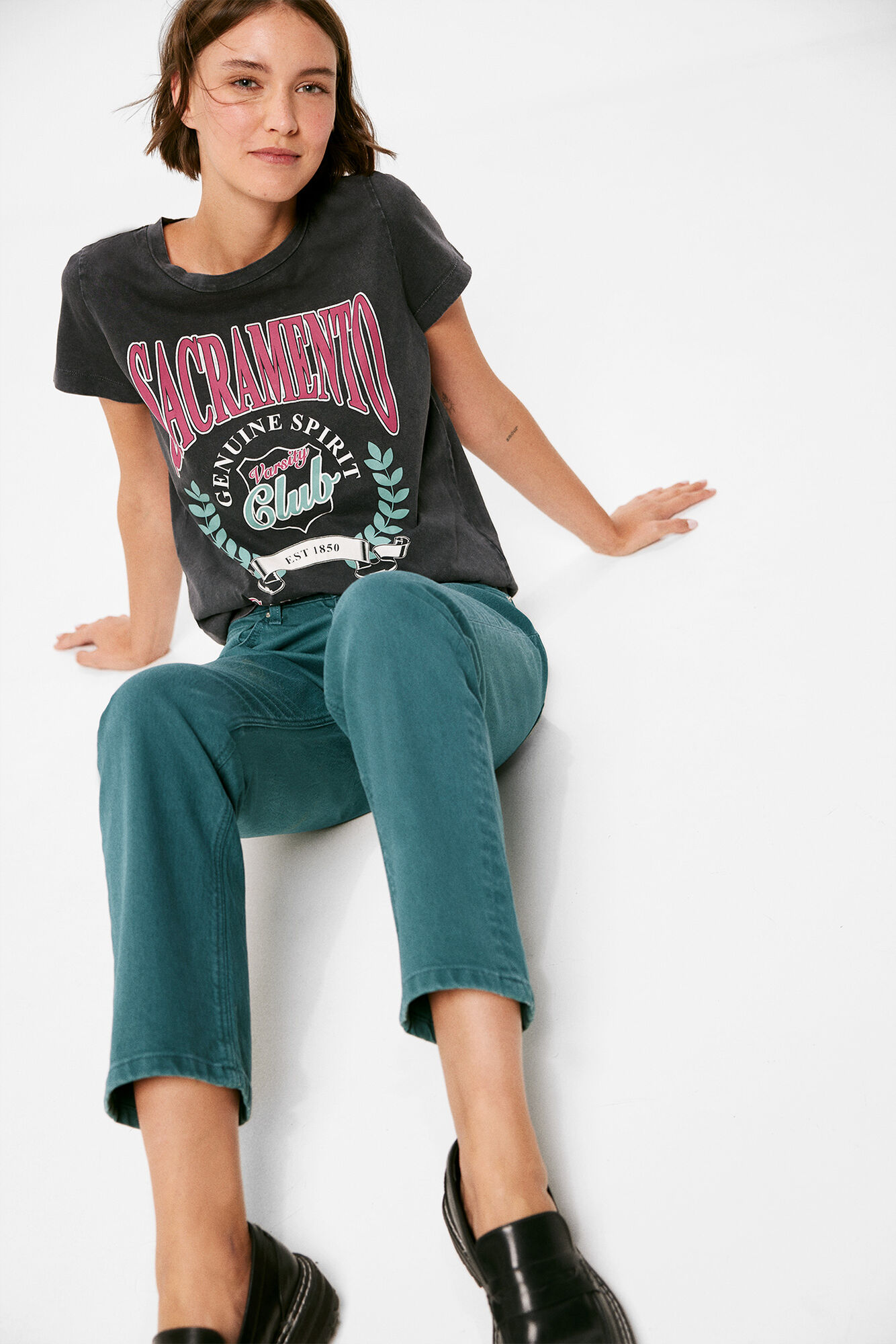 Calça jeans reta com lavagem sustentável