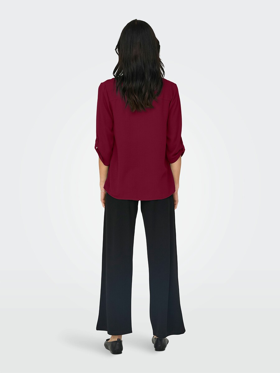Blusa JDY com mangas 3/4 e decote em V.