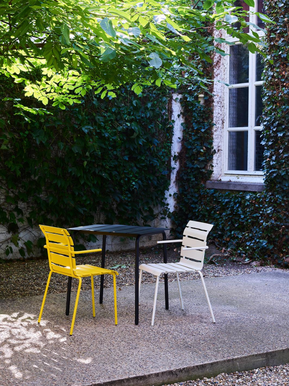 Valerie Objects Aligned tuinstoel met armleuning off white