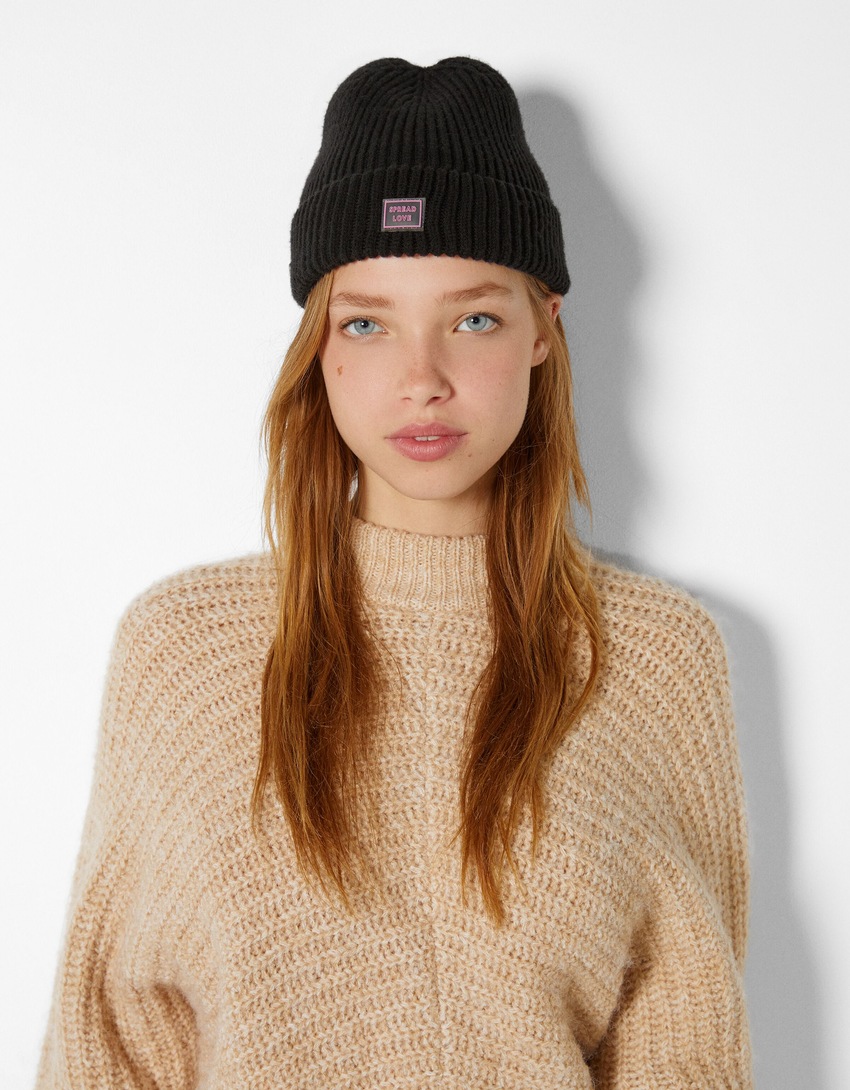 Gorro curto com aplique
