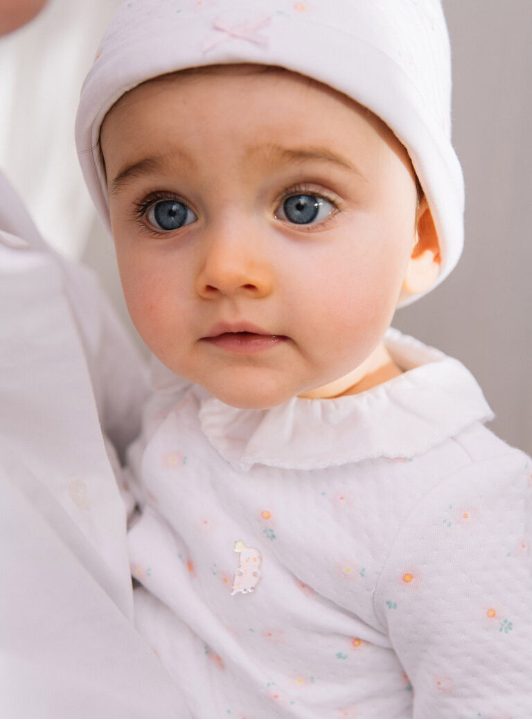 Grenouillère et bonnet de naissance blanc à imprimé à fleurs