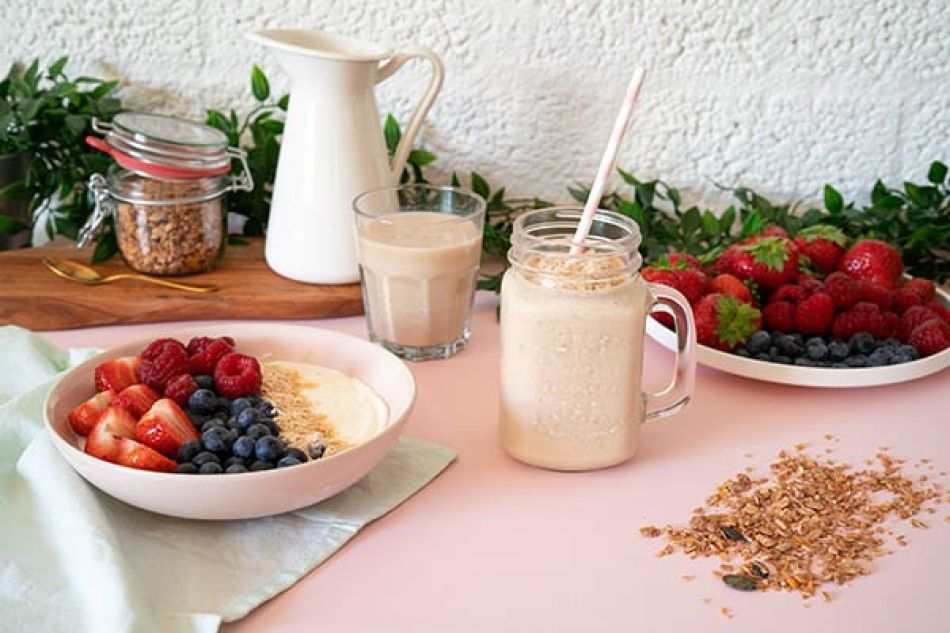 Mango-banaan smoothie met ontbijtgranen