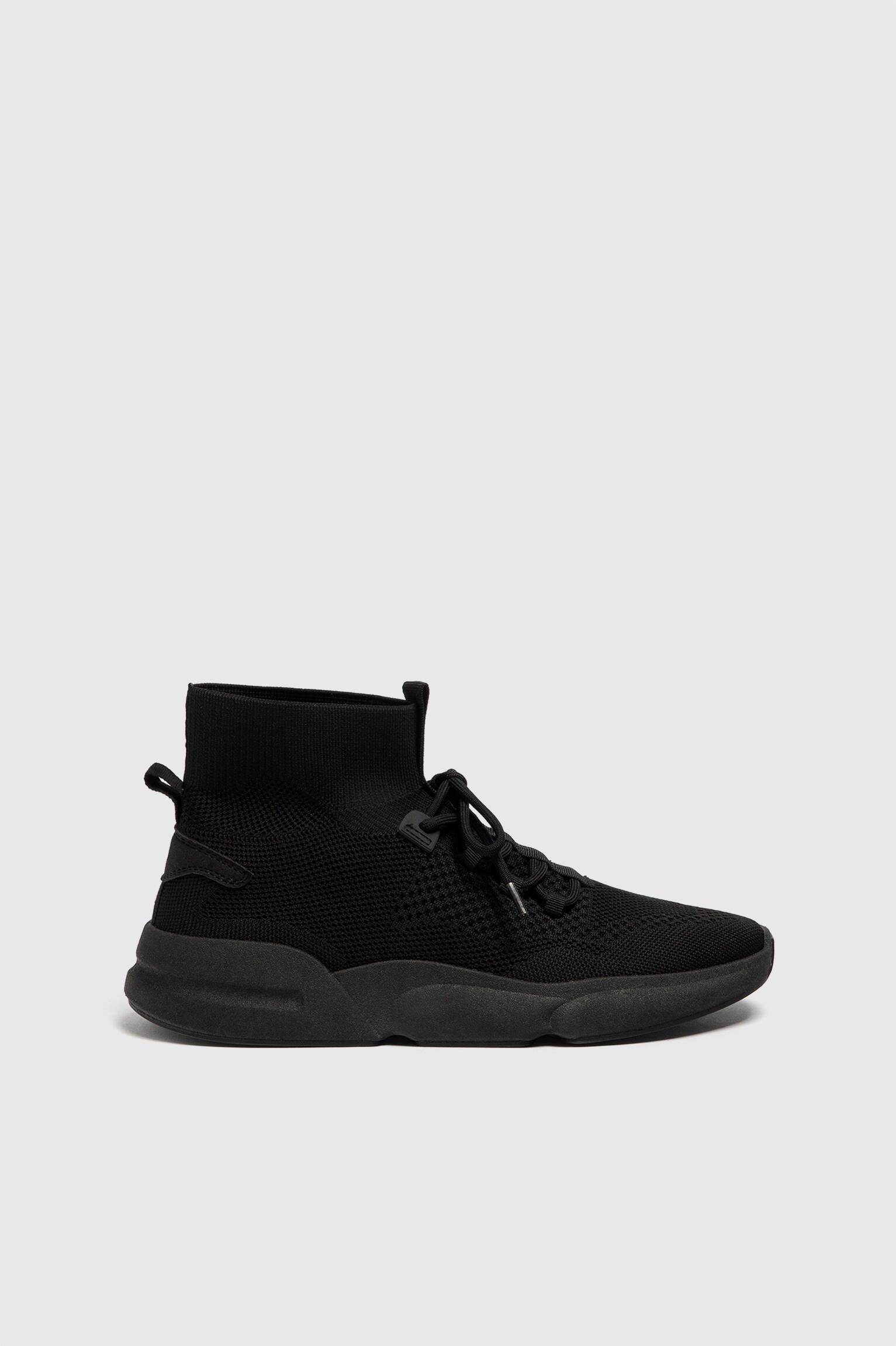 BOTA ESPORTIVA DE MALHA - PRETA