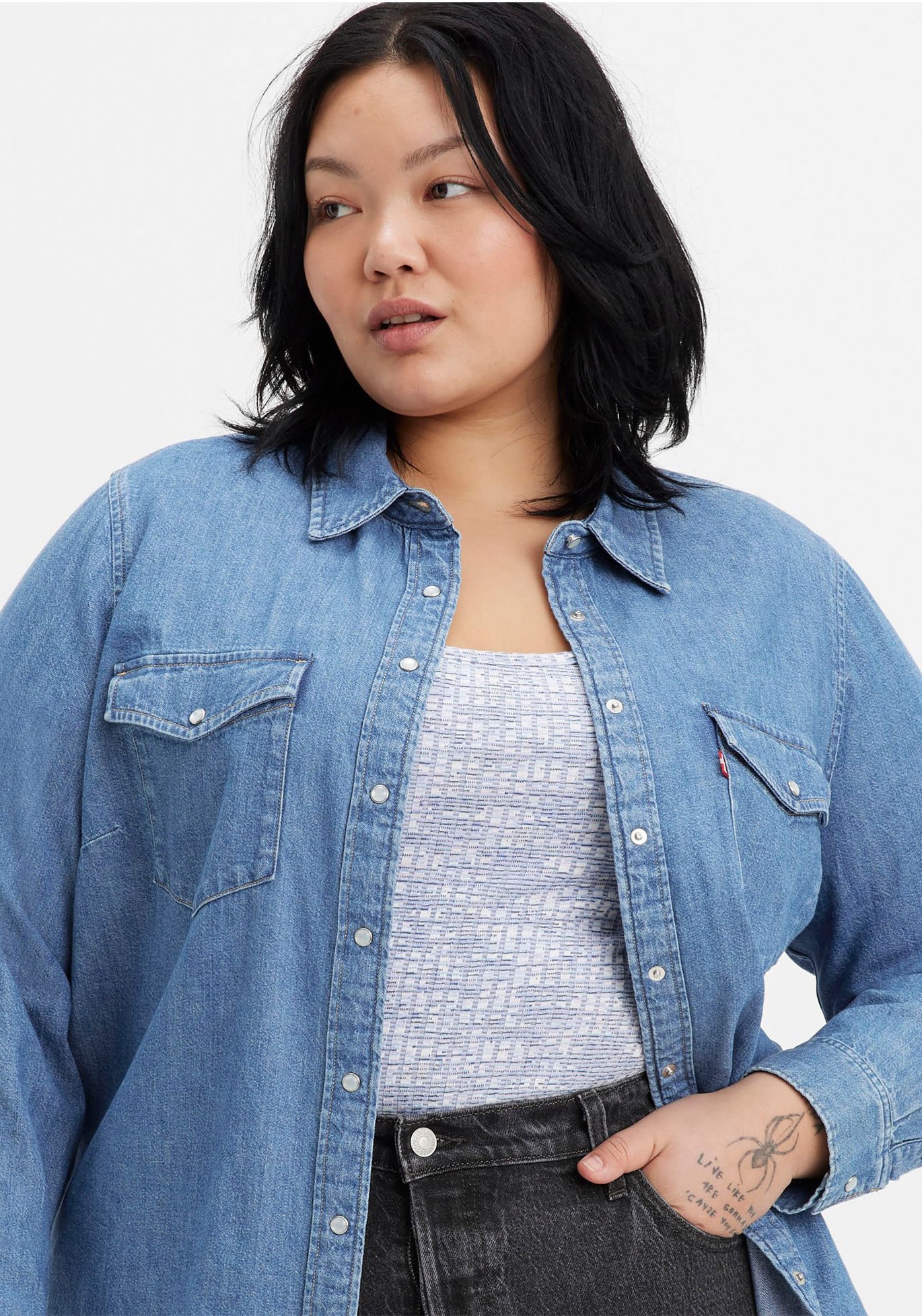Levi's® Plus Jeansbluse »ESSENTIAL WESTERN«, mit zwei Brusttaschen und Druckknöpfen