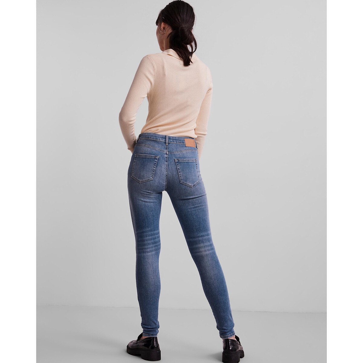 PEÇAS<br>Calça jeans skinny, cintura padrão