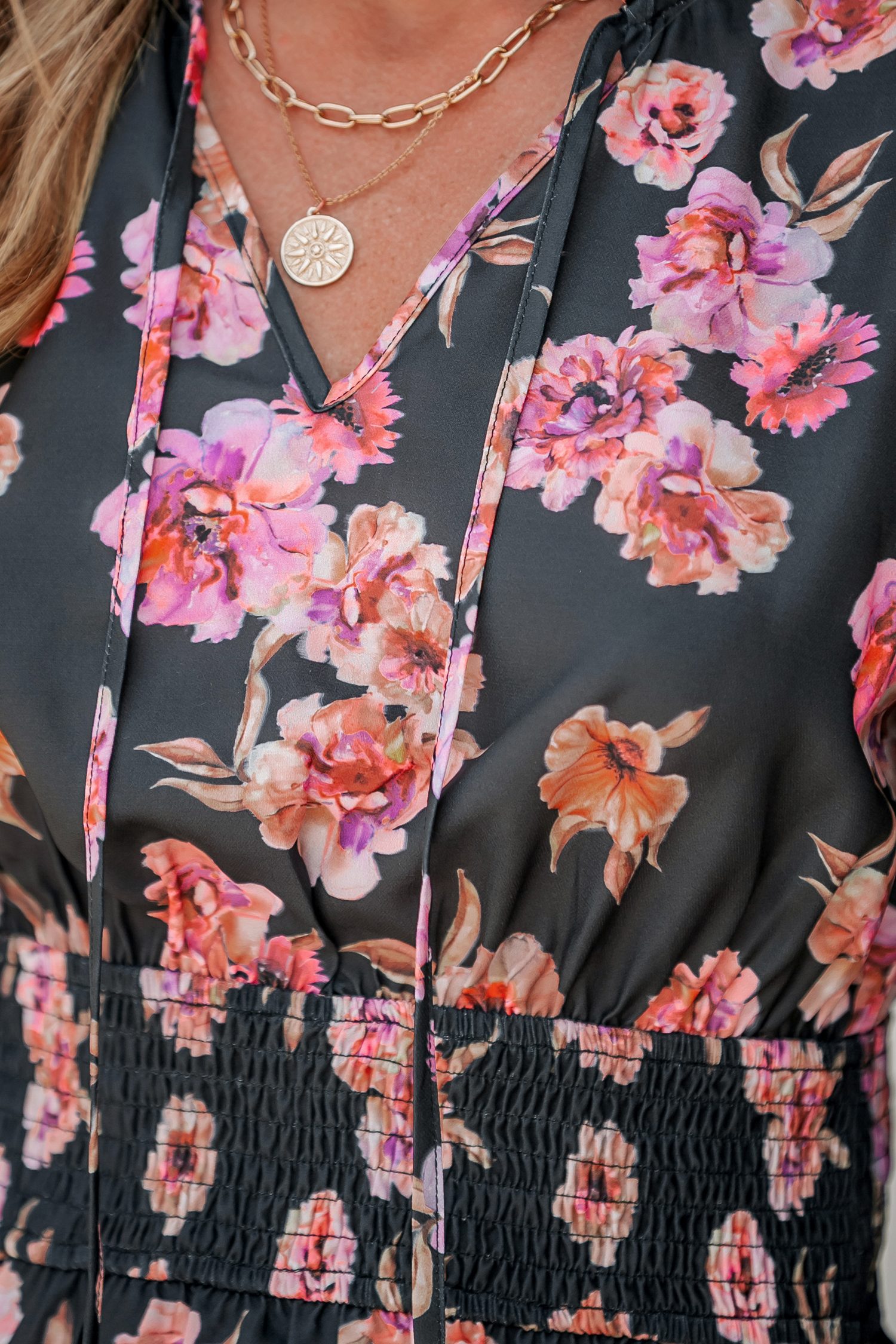 Robe avec col noué à volants et smocks