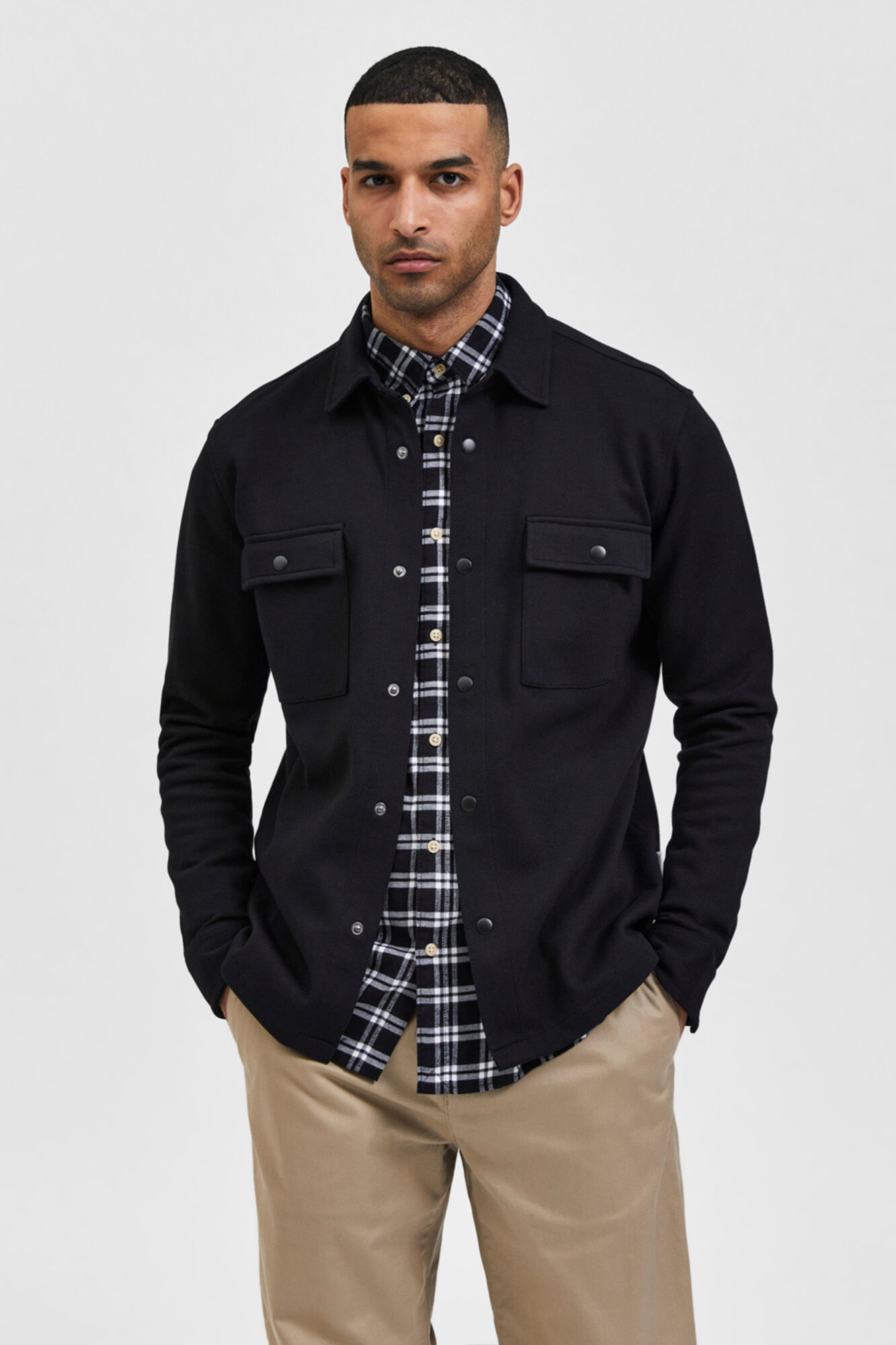 Jaqueta masculina com bolsos com aba - Preta