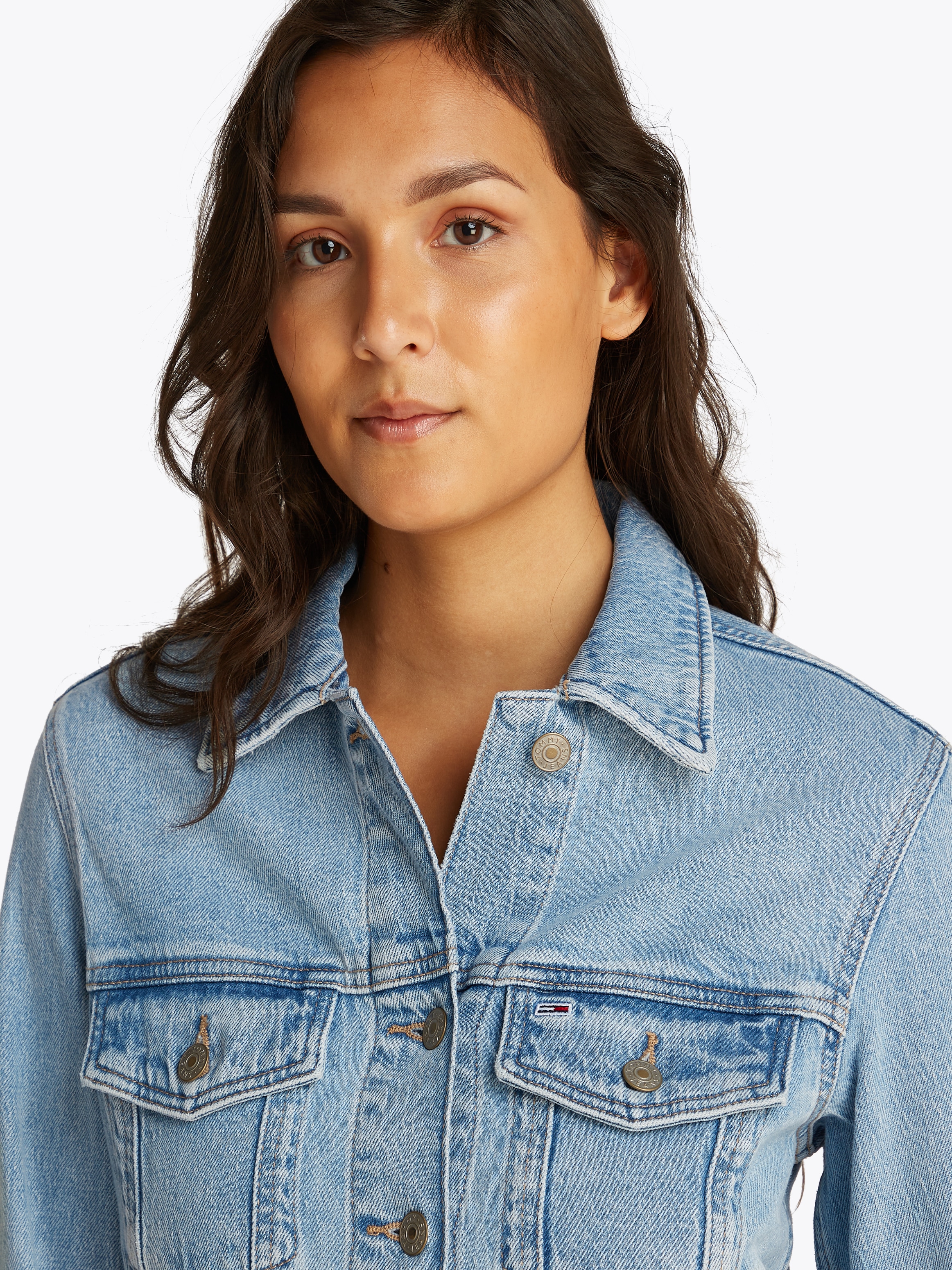 Tommy Jeans Jeansjacke »CLASSIC TRUCKER JACKET BI8110« mit Brusttaschen, Logo-Badge