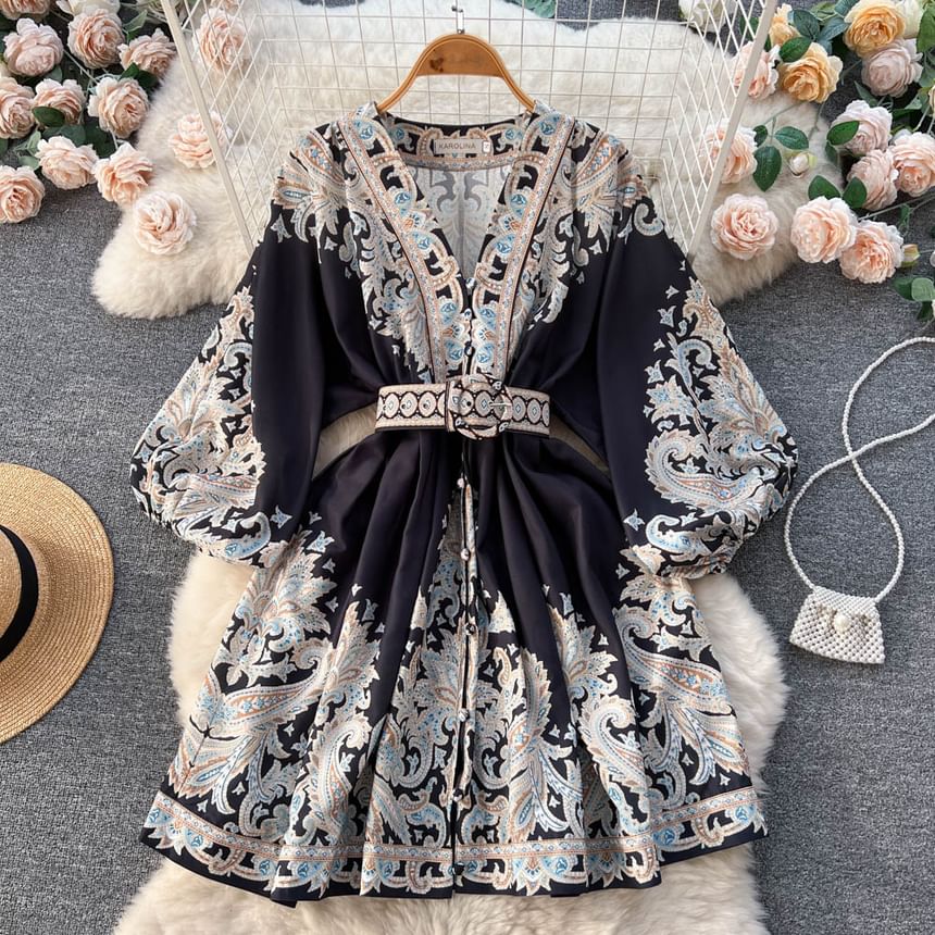 Lucuna - Mini A-lijn jurk met ballonmouwen, V-hals, patroonprint, knoopsluiting en riem