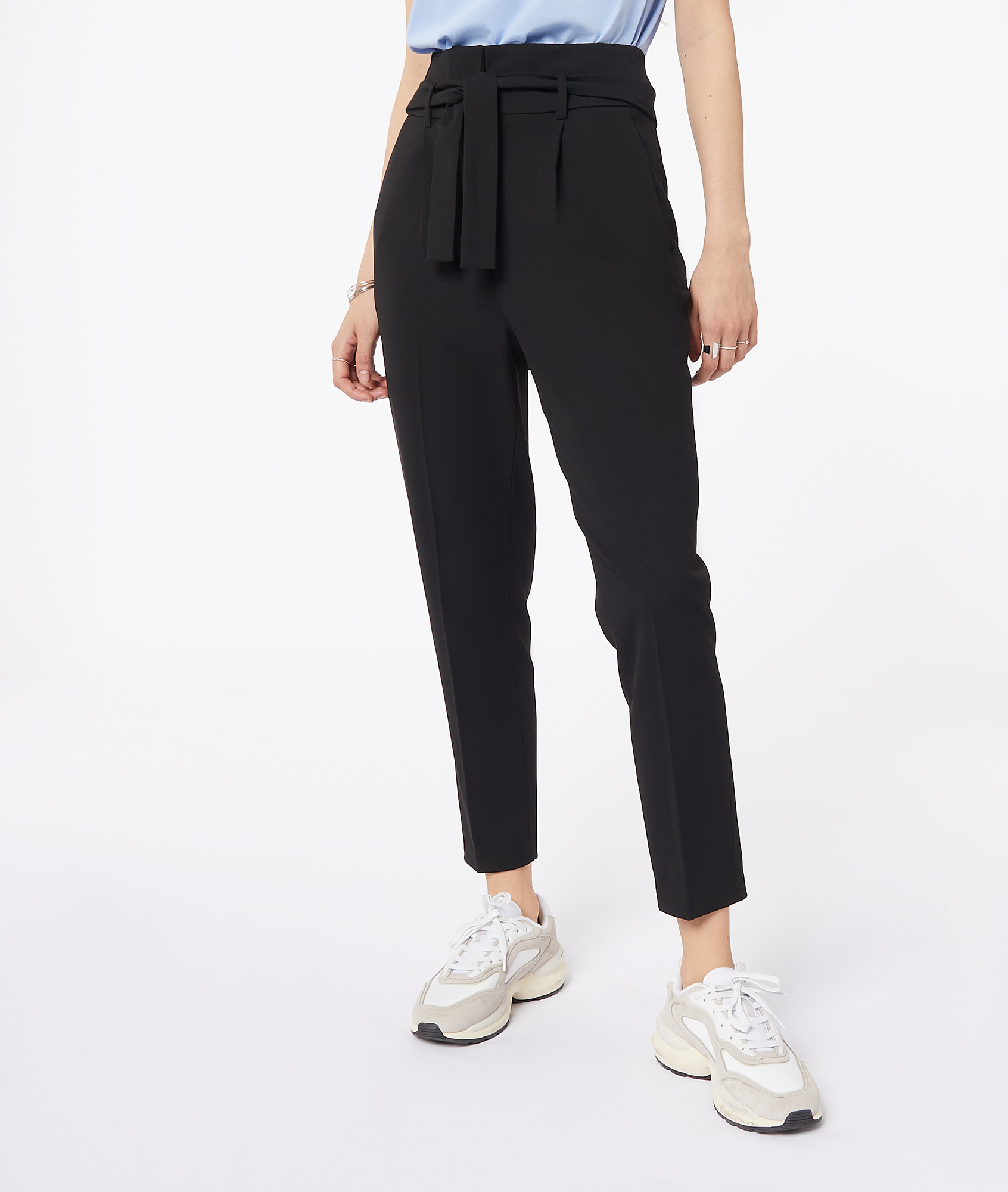 Pantalon coupe carotte avec ceinture